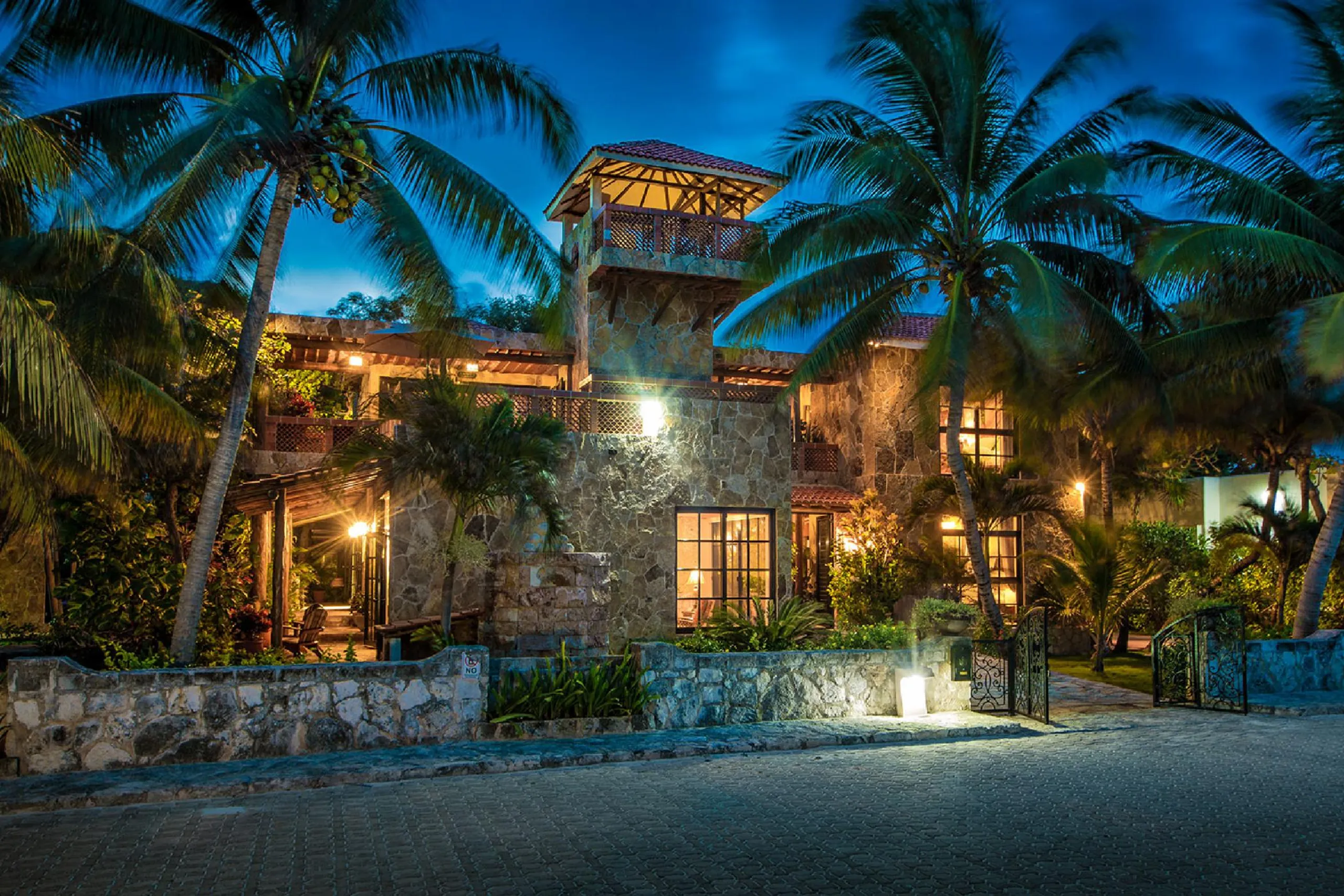 Playa del Carmen Architectural Estate with Private Pool, Ocean Views and Lush Gardens — photograph 8