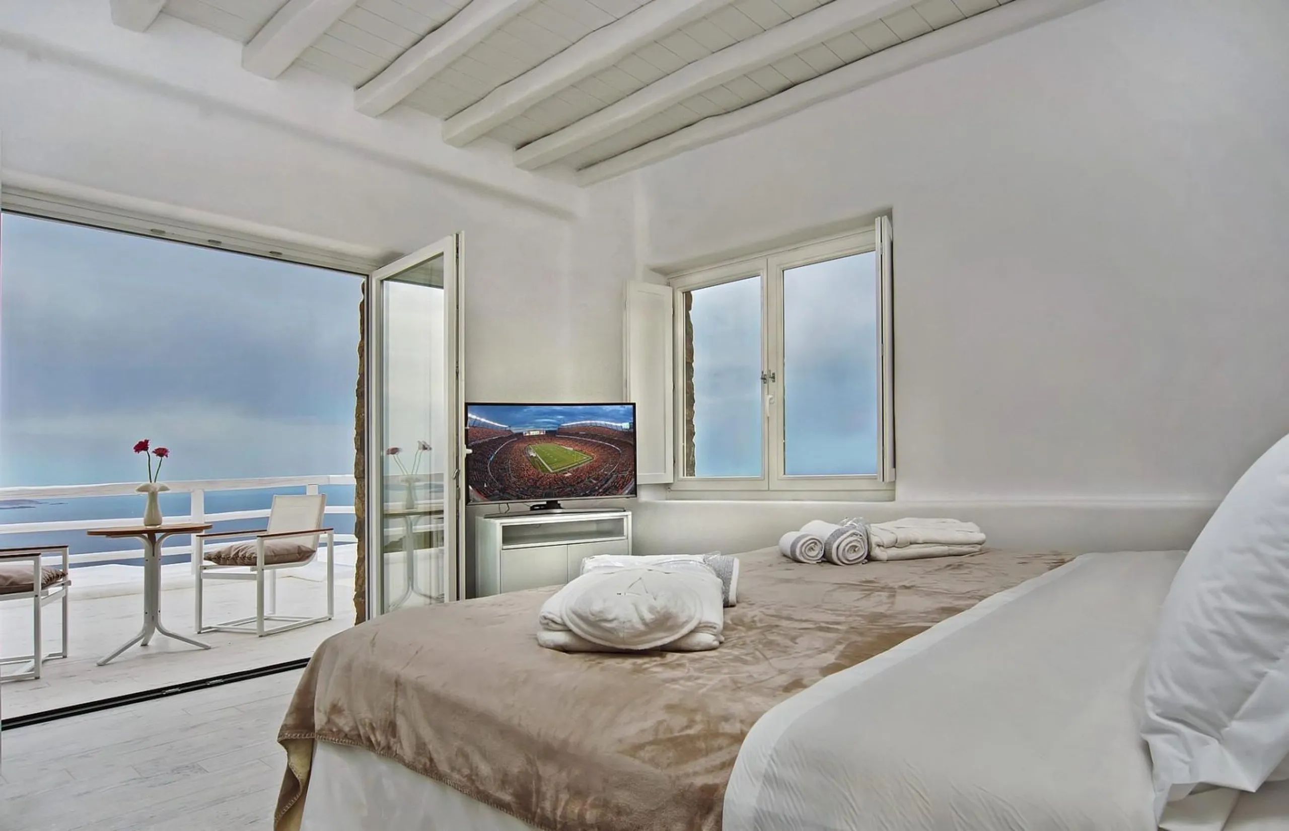 Rocky Hill's  Luxurious Escape with Majestic Pool with Overlooking Views — photograph 12