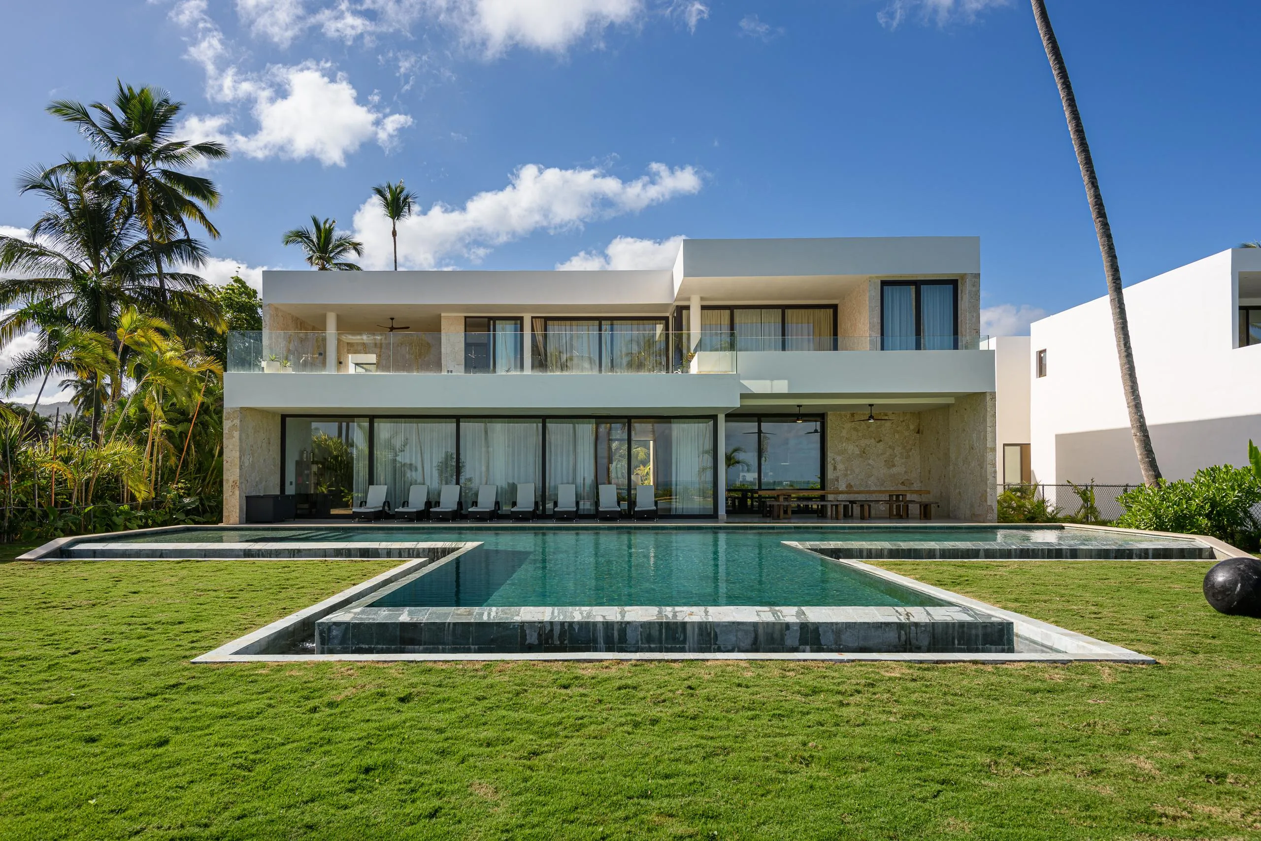 Enchanting Two-Sory Beachfront Villa with Private Pool, Direct Beach Access, and Stunning Sea Views — photograph 6