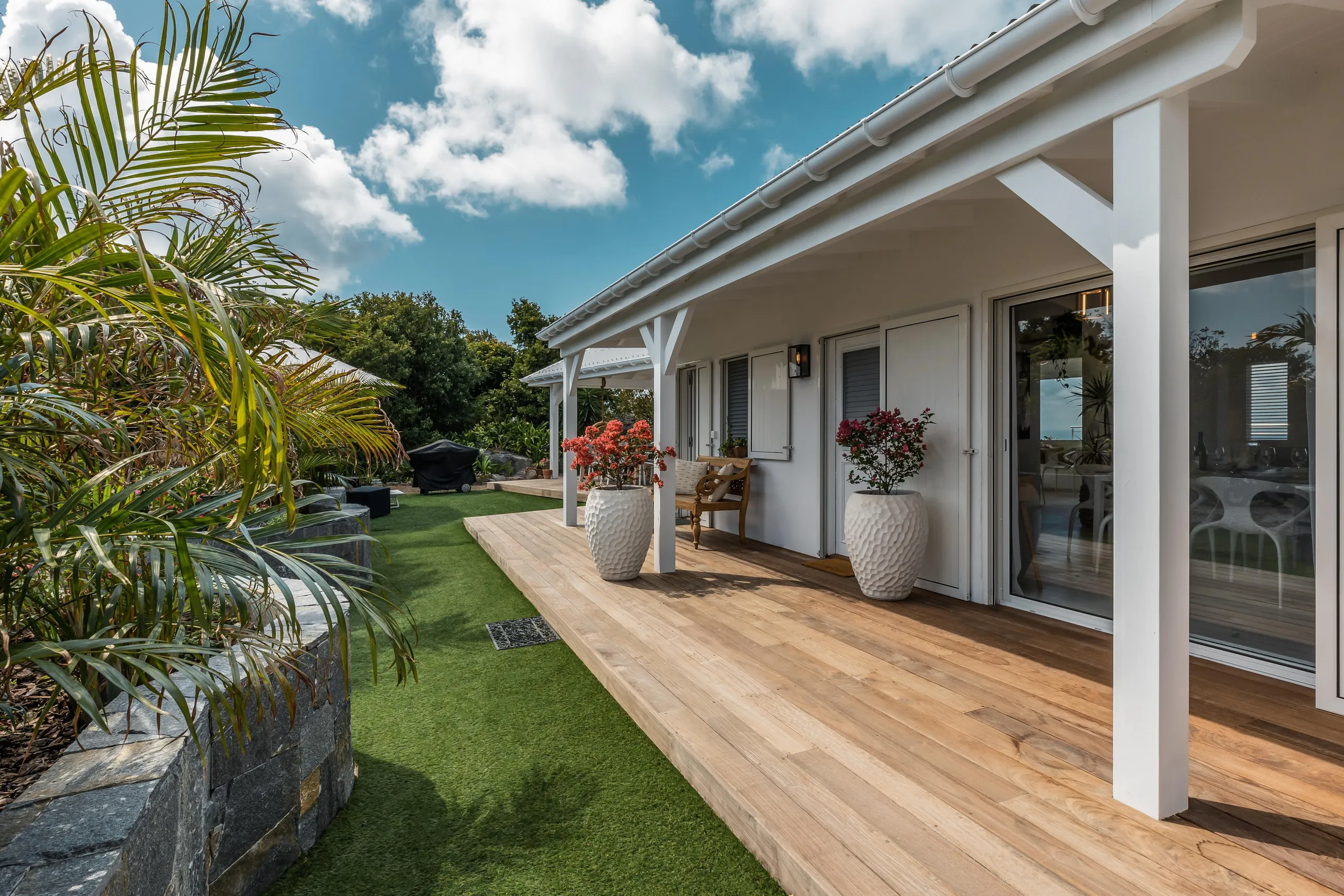 Elegant Oceanside Estate with Private Pool and Walks to Beach — photograph 4