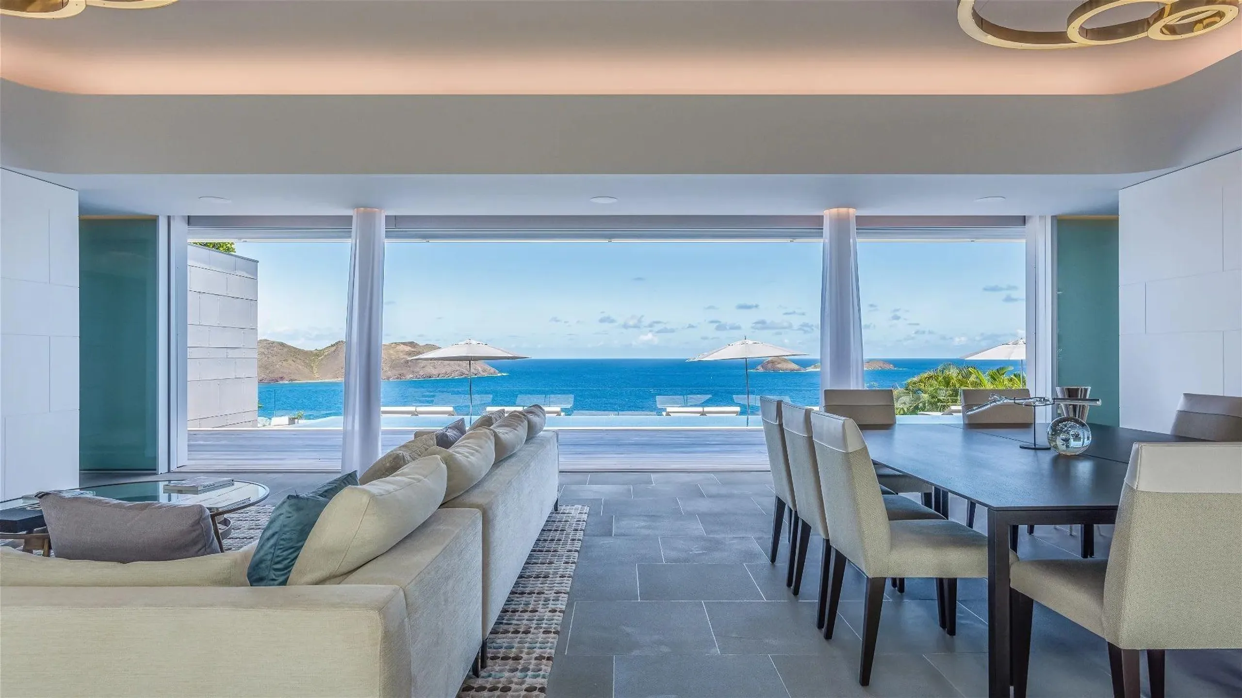 Luxurious Oceanfront Villa with Infinity Pool — photograph 4