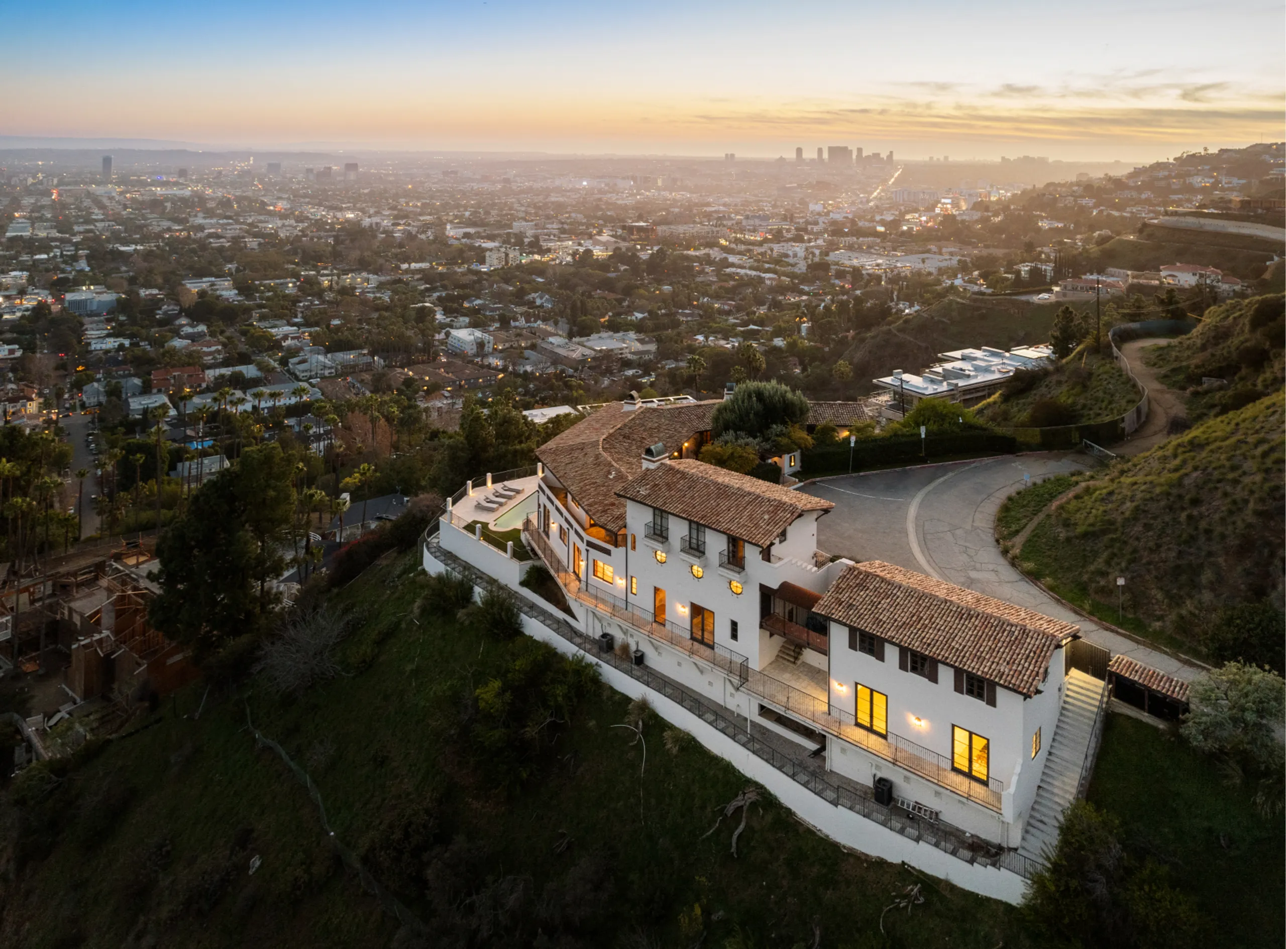 Stunning Hillside Villa with Scenic Views — photograph 2