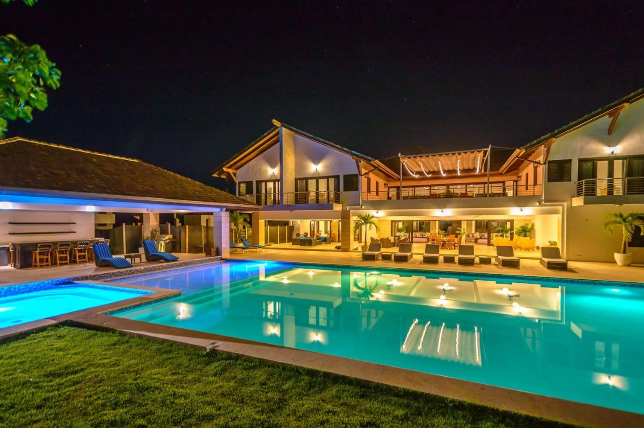 Elegant and Lush Estate with Private Pool and Hot Tub — photograph 5