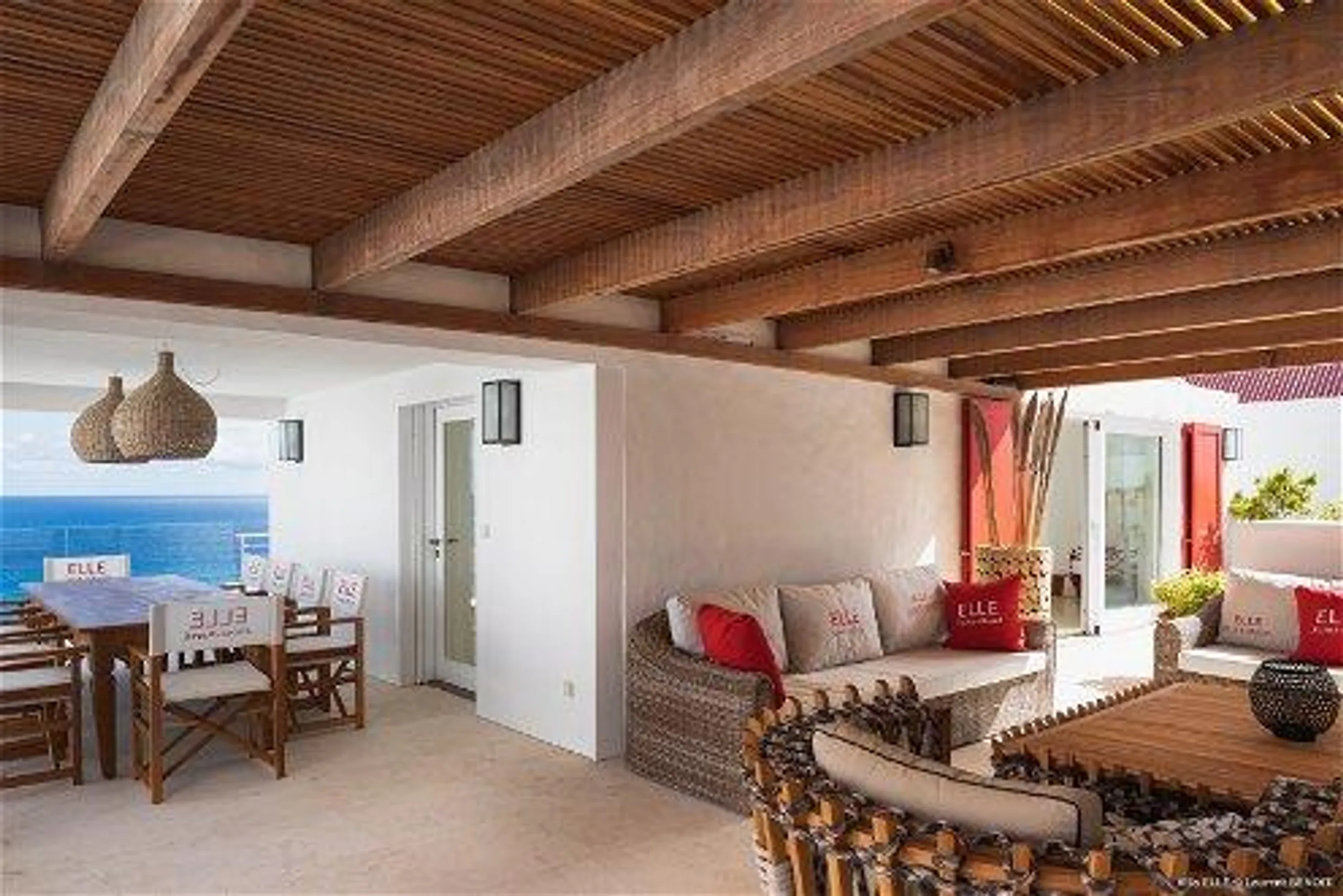 Stylish Contemporary Styled Villa with Heated Pool, Jacuzzi and Ocean Views — photograph 12