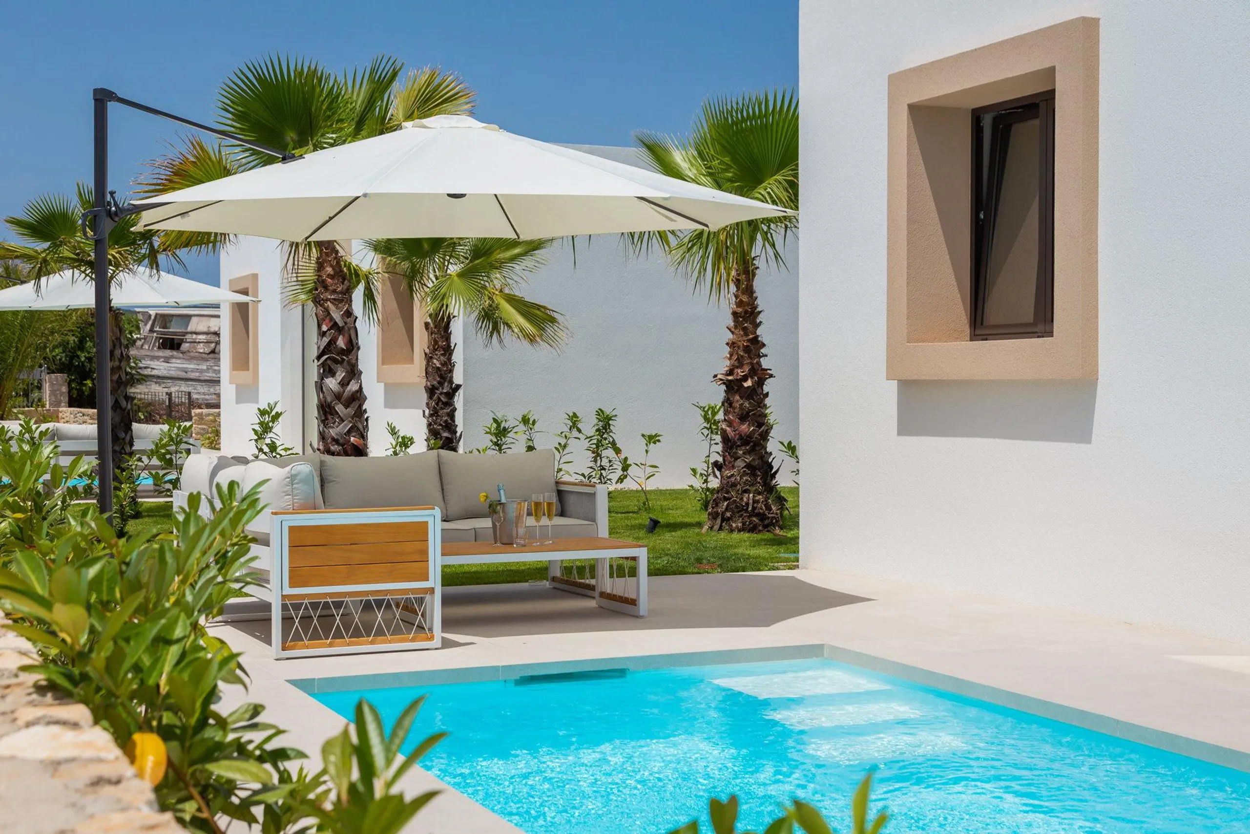 Tempting Beachfront Villa with Pool and Sea Views — photograph 11