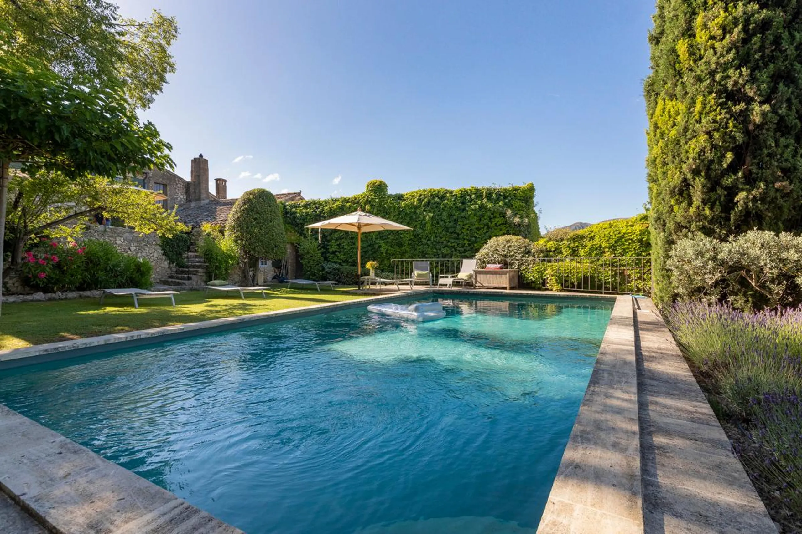 Exceptional 6BR Villa with Swimming Pool and Glorious Mountain Views, Eygalieres