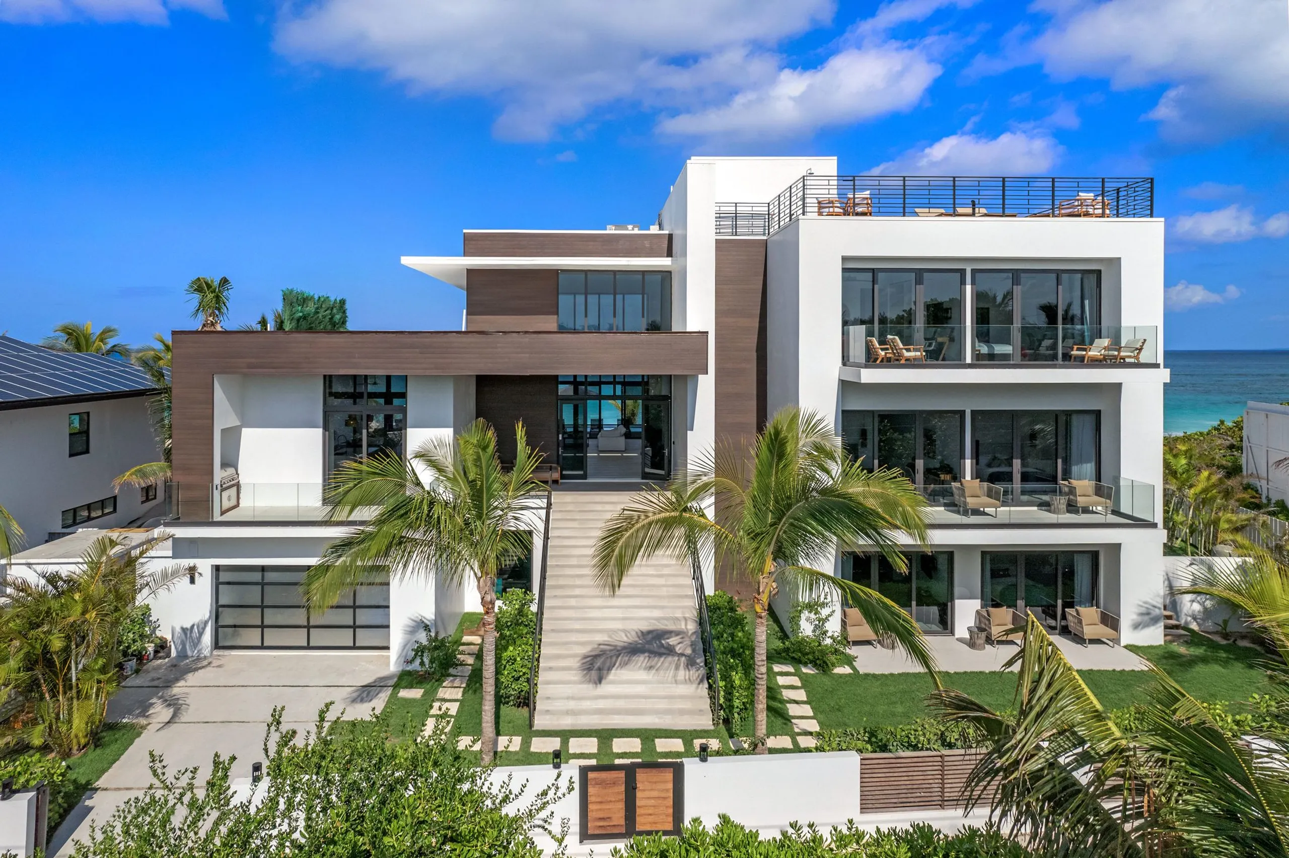 Stunning Beachfront Estate on Harbour Island's Triana Shores — photograph 4
