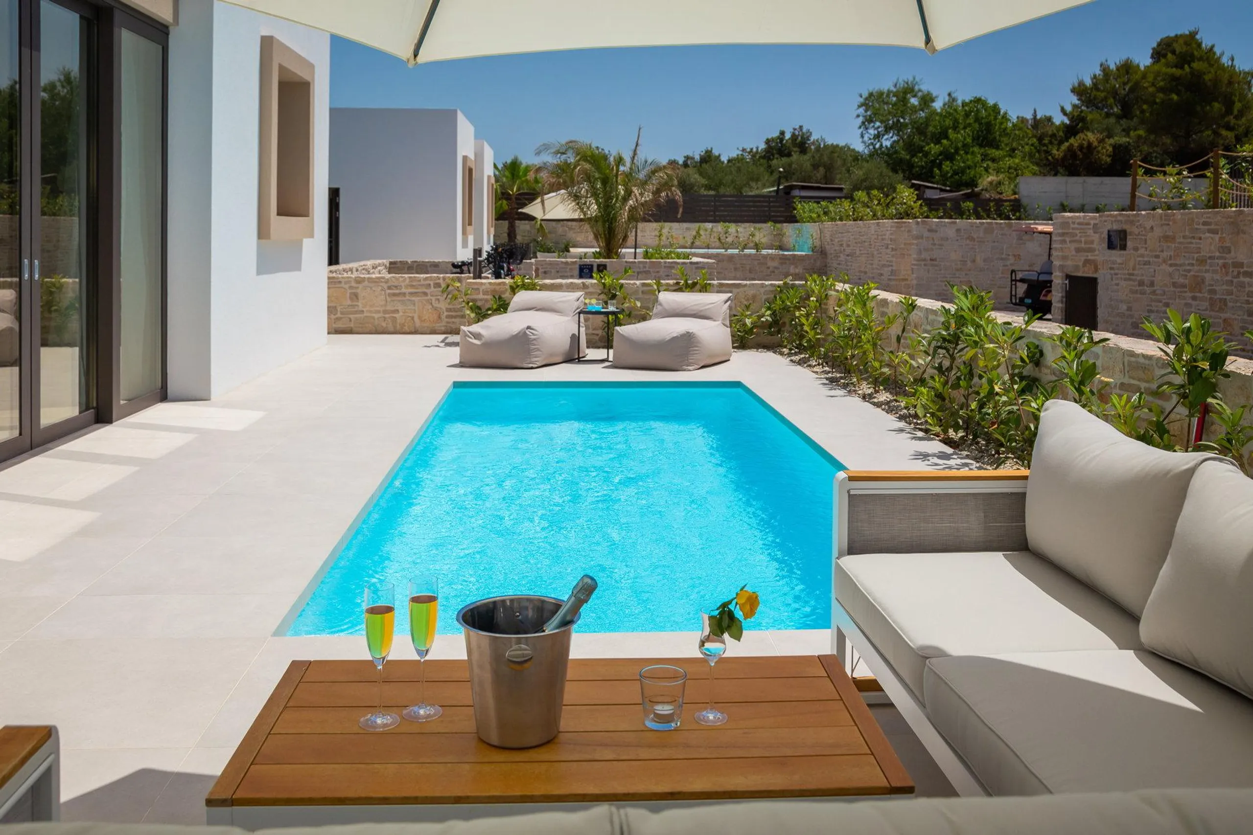 Tempting Beachfront Villa with Pool and Sea Views — photograph 12
