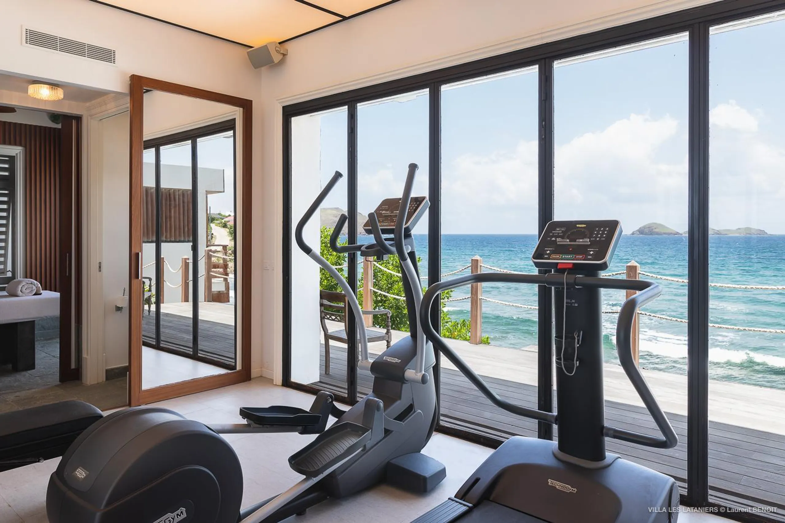 Opulent Paradise Villa with Private Pool and Walks to Beach — photograph 6