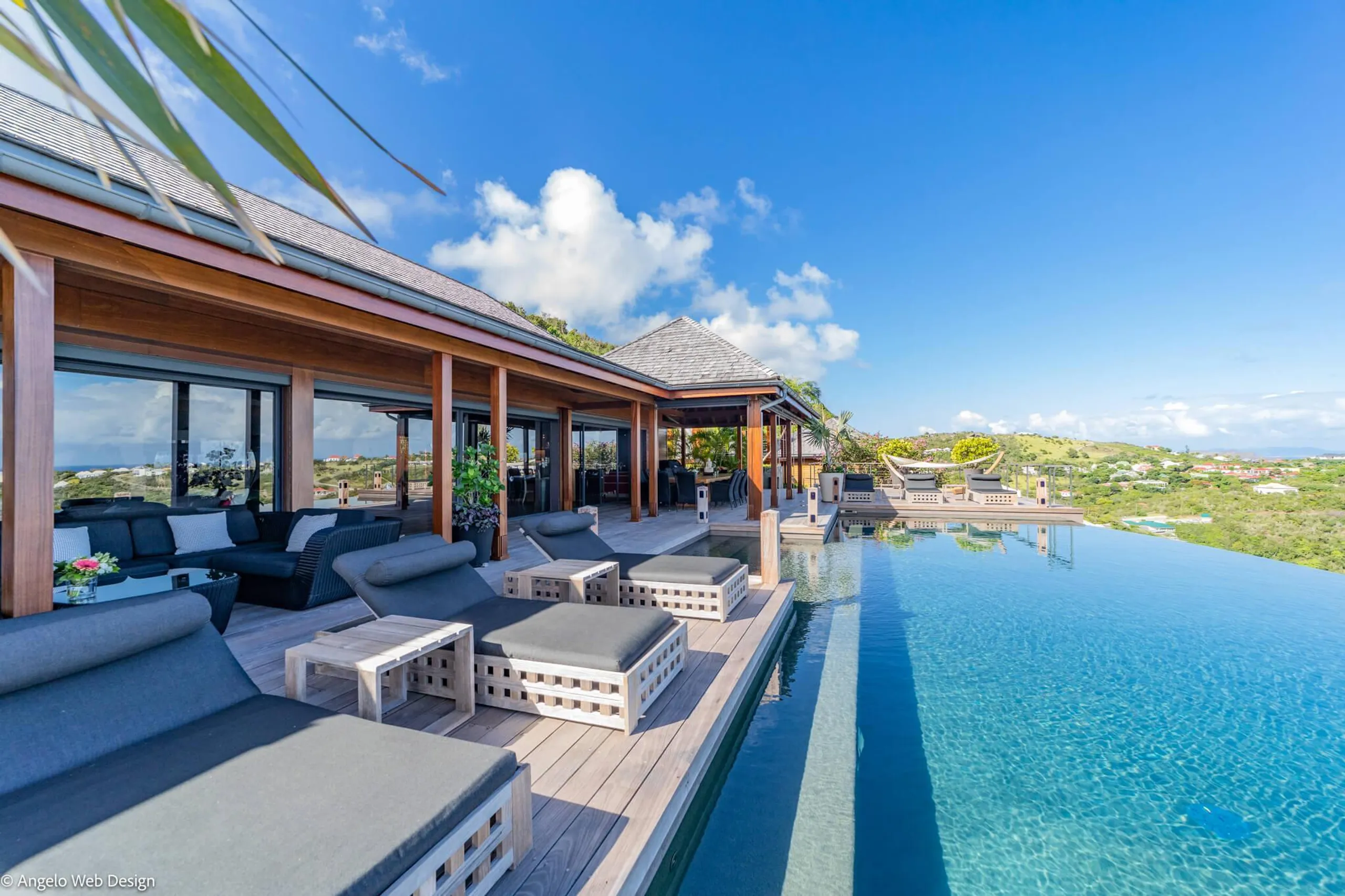 Elegant Hillside Villa with Infinity Pool and Panoramic Views — photograph 7