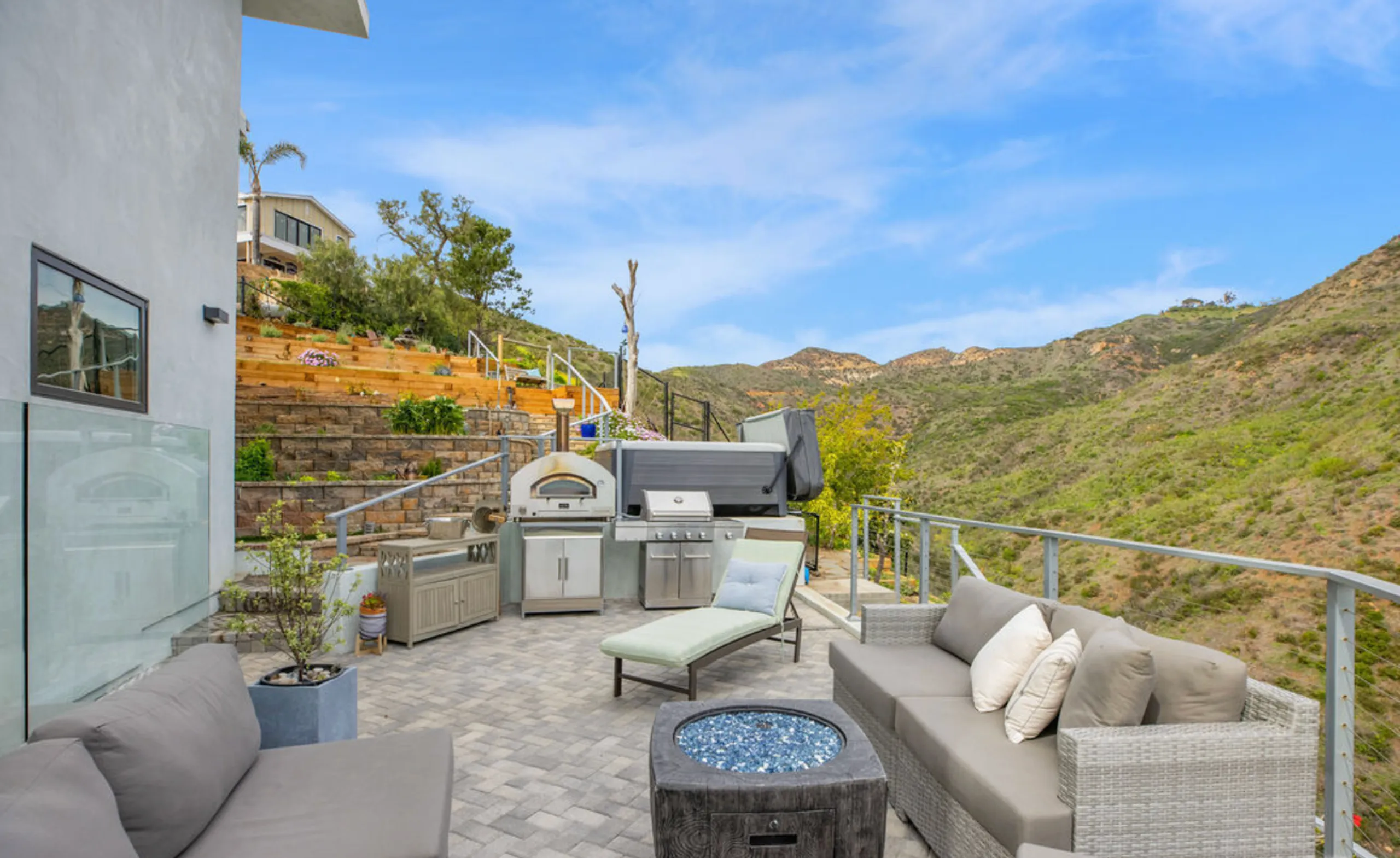 Majestic Malibu Smart Home with Ocean, Canyon & Mountain View Villa — photograph 8