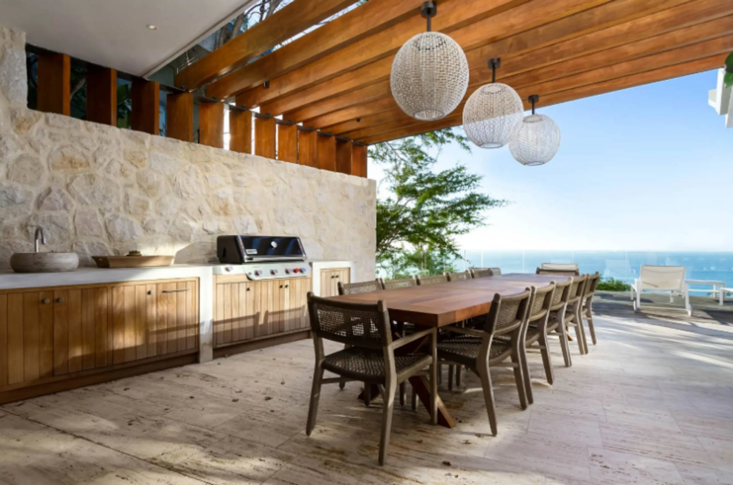 Captivating Modern Retreat with Panoramic Ocean Views — photograph 5