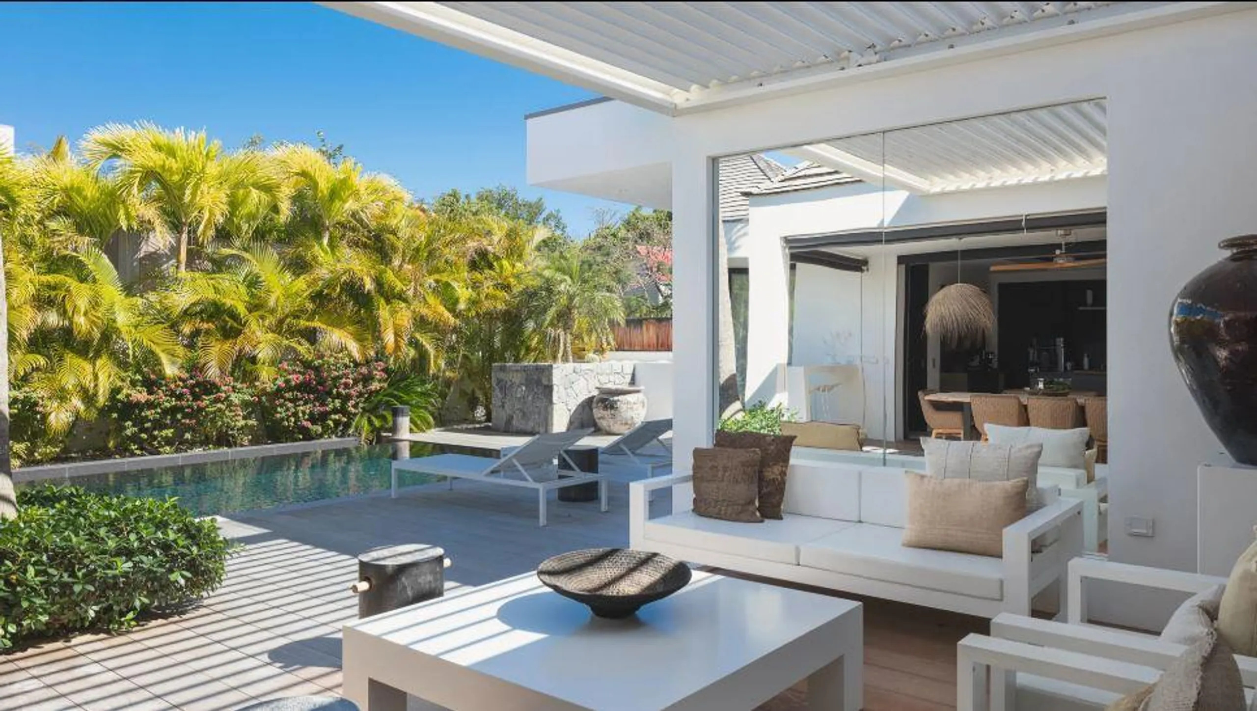 Modern & Airy Two-Bedroom Holiday Villa with Swimming Pool & Lush Surroundings — photograph 5
