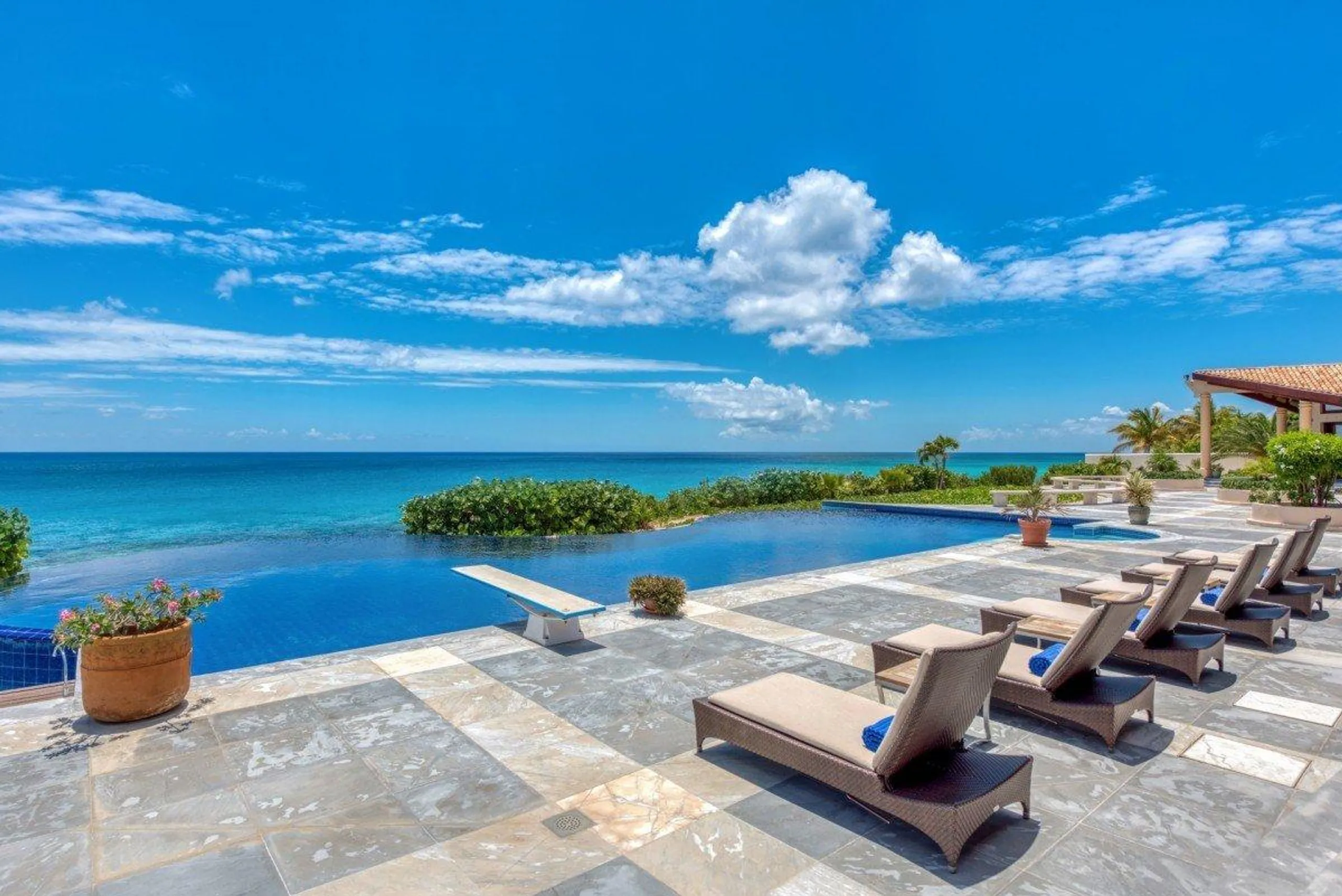 Baie Longue Beach Luxury Villa with Infinity Pool and Incredible Ocean Views — photograph 4
