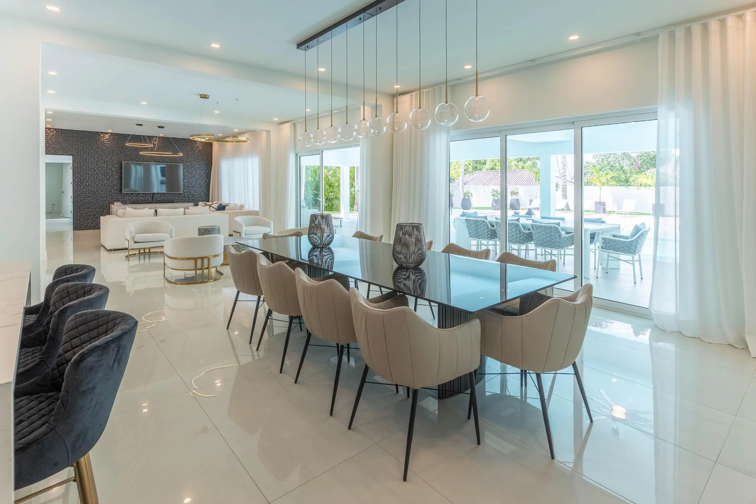 Chic Contemporary Villa with Private Pool — photograph 12