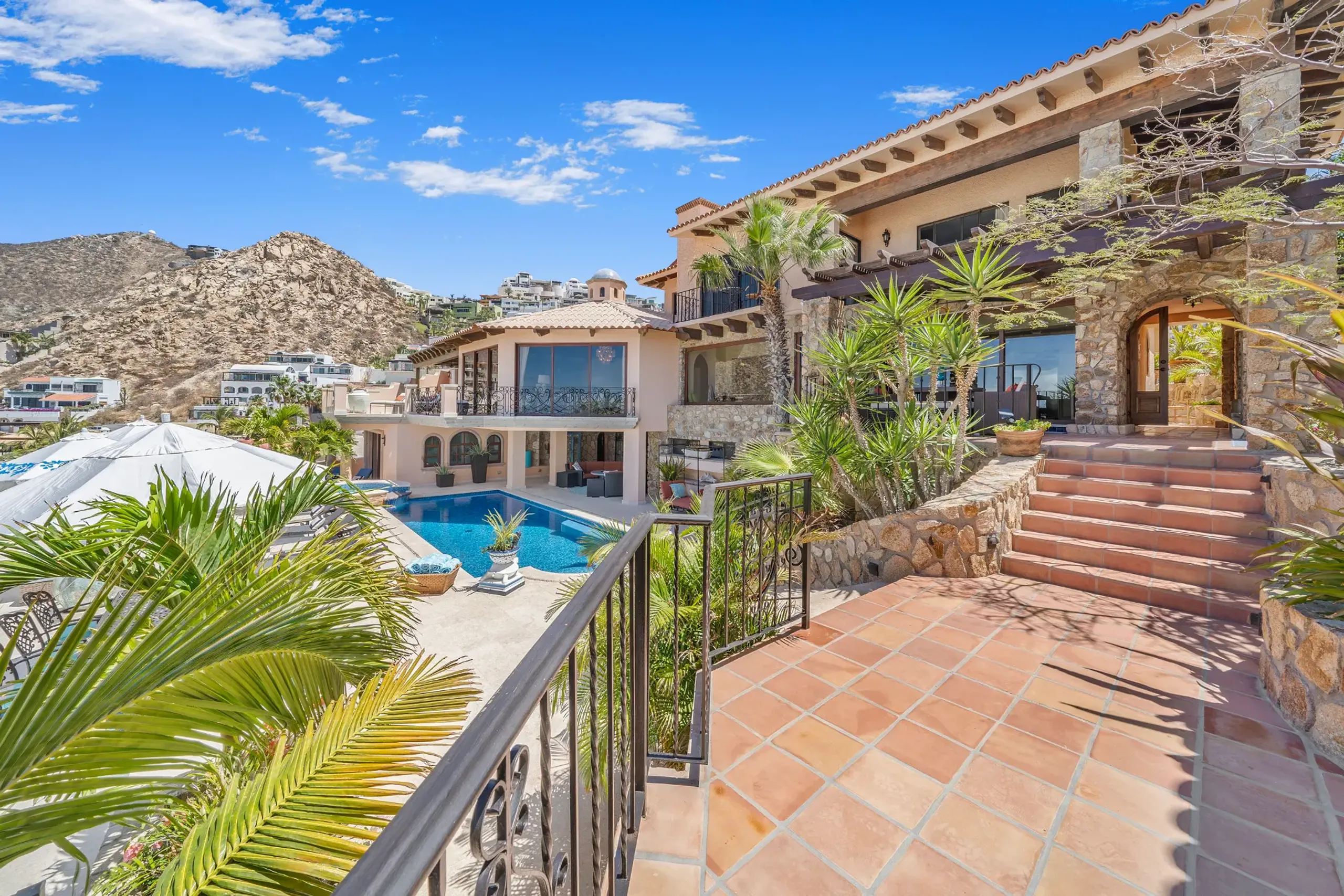 Opulent 9-Bedroom Villa with Private Pools, and Ocean Views — photograph 6