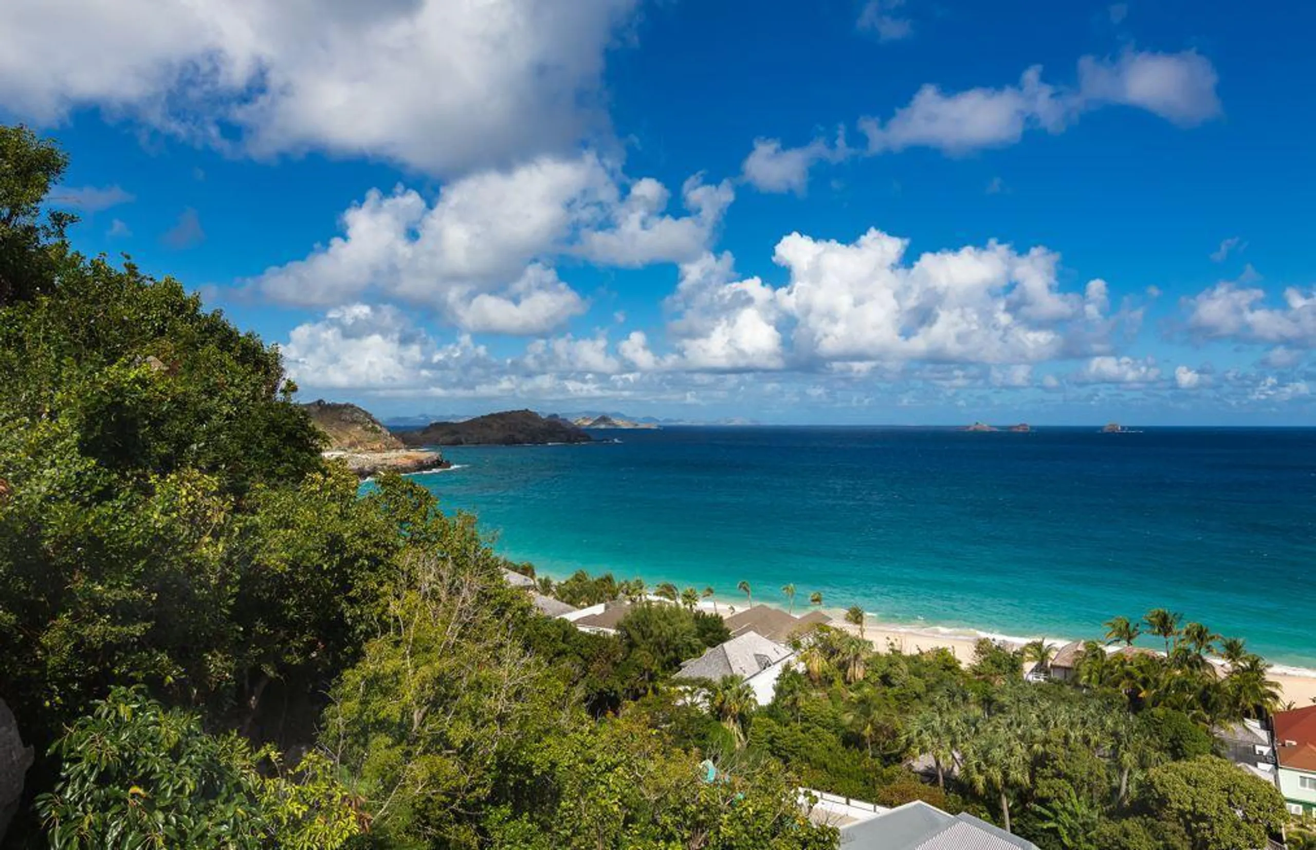 Traditional Colonial Villa with Heated Pool and Majestic Ocean Views — photograph 10