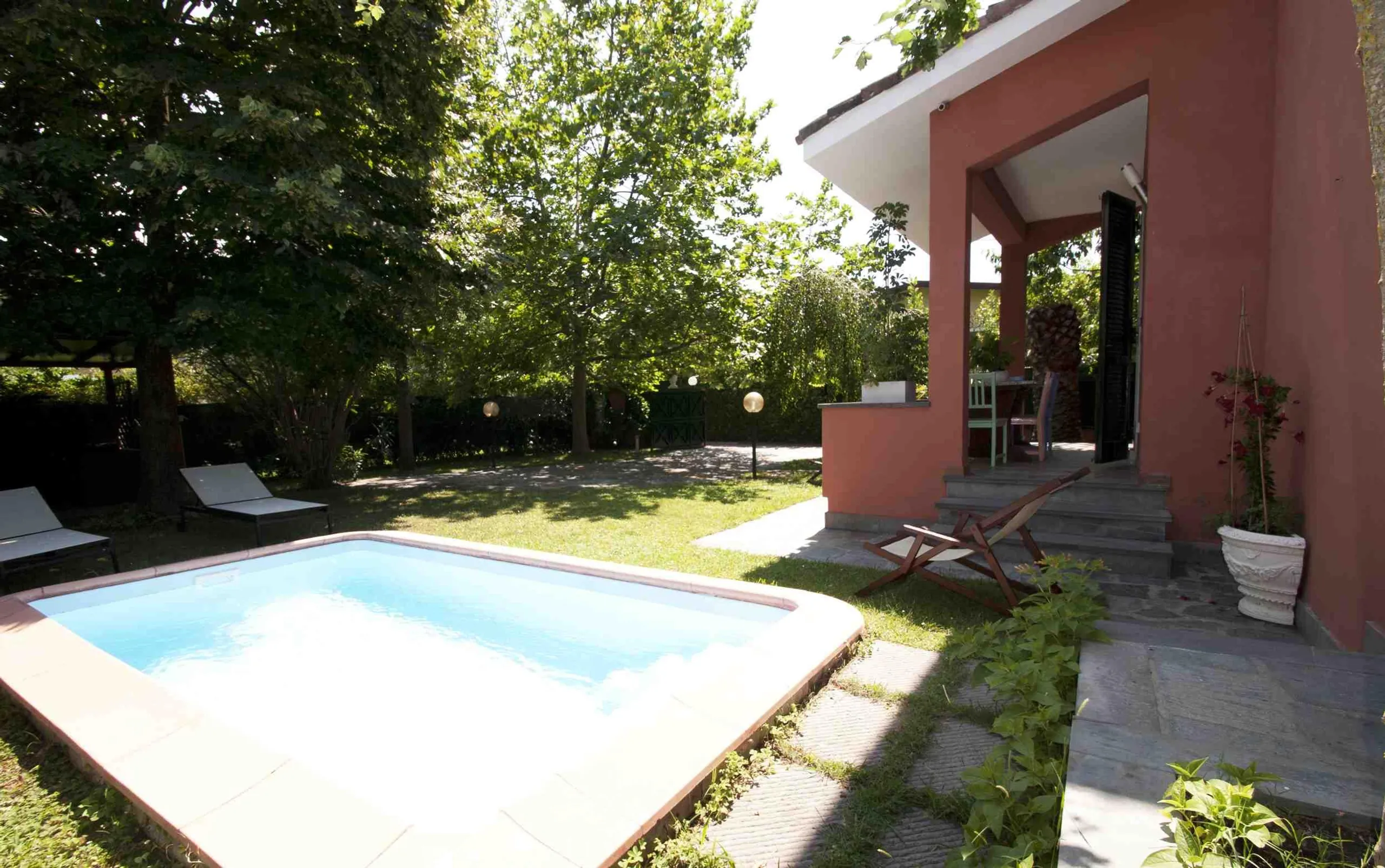Gilded Beachfront Villa with Pool and Modern Designer Furniture — photograph 2