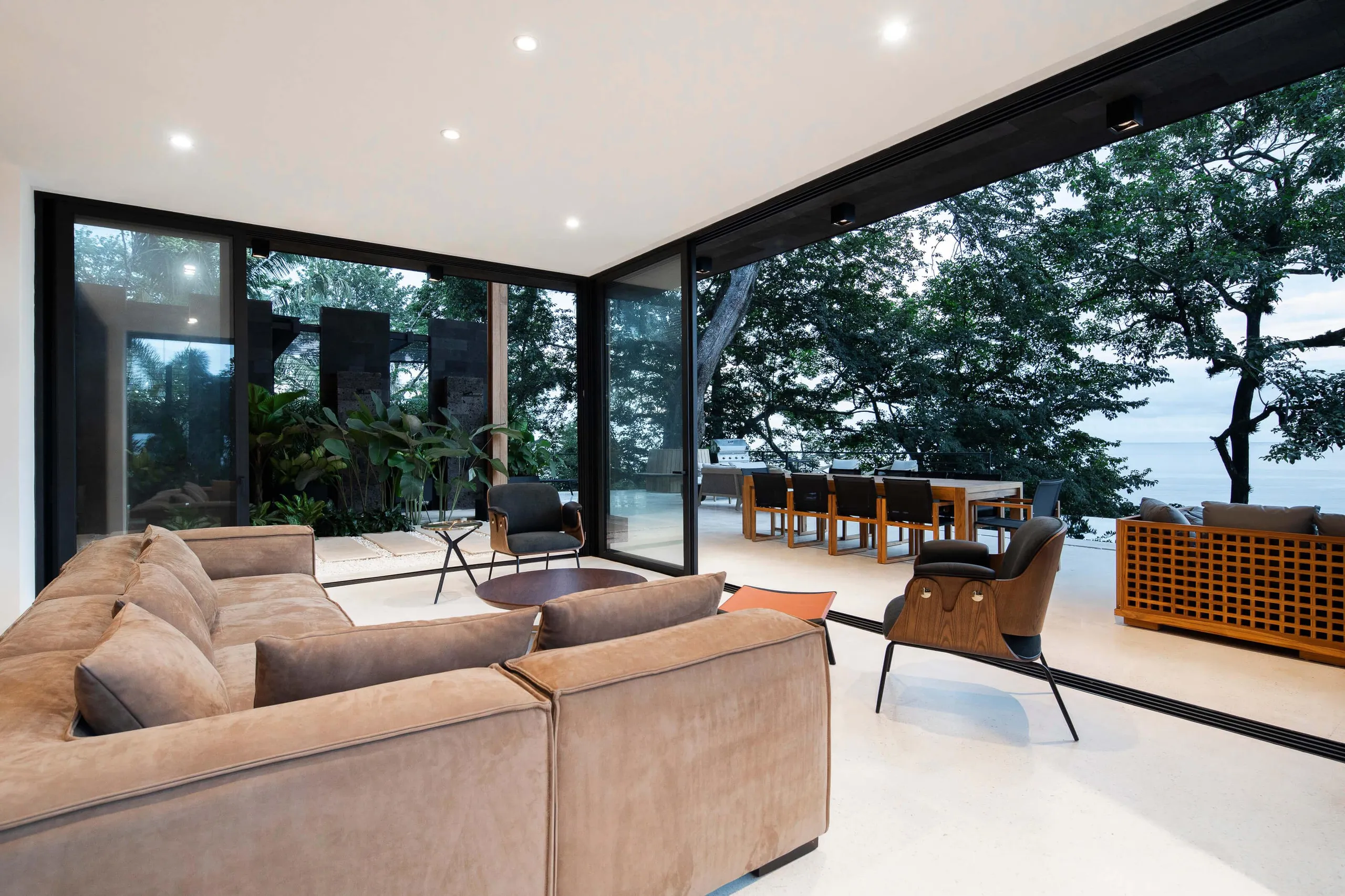 Chic 5-Bedroom Villa with Ocean Views and Infinity Pool — photograph 6