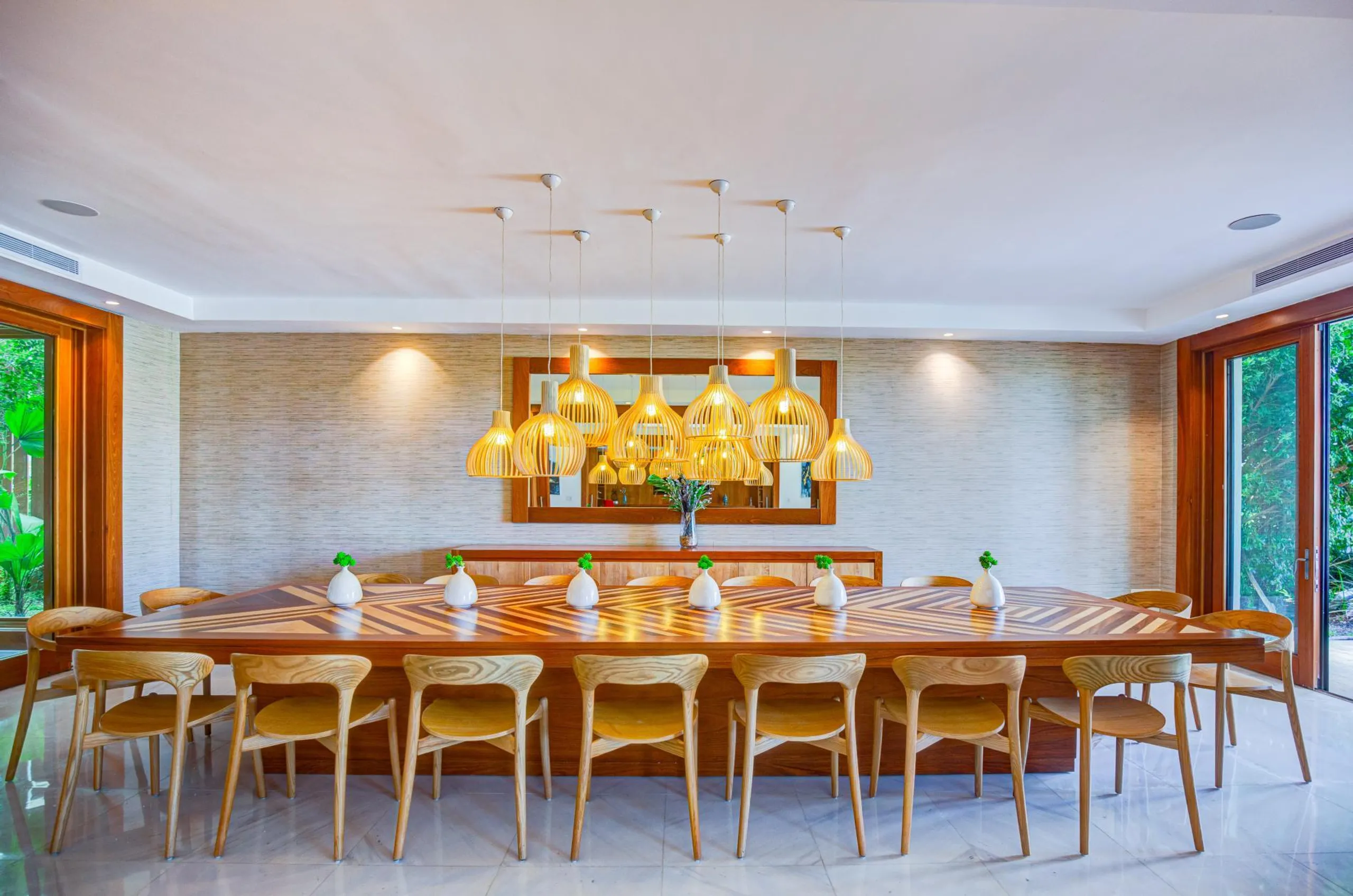 Breathtaking Lakefront Villa with Private Pool and Cinema — photograph 9