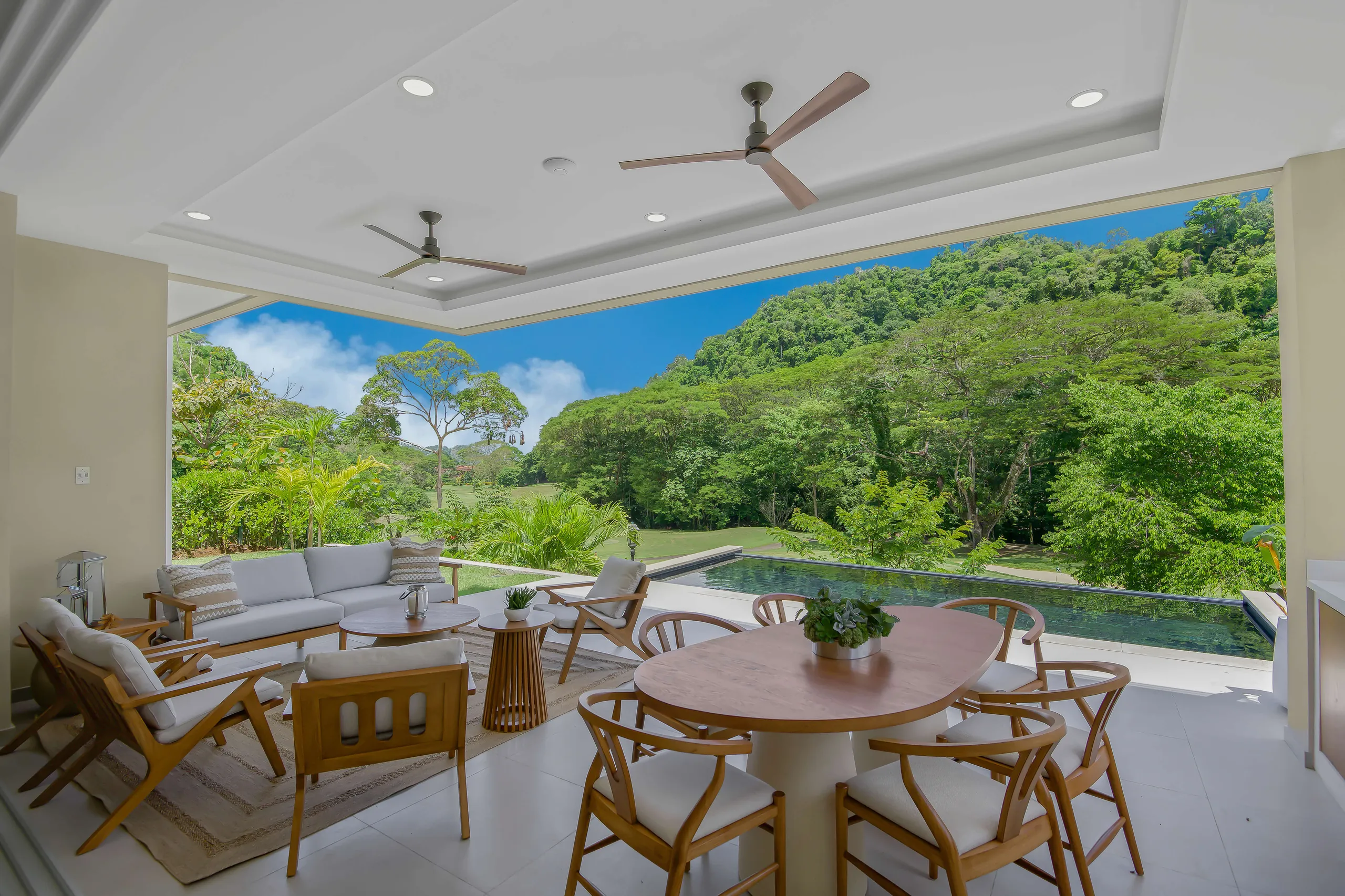 Elegant Costa Rican 4-Bedroom Villa with Private Pool, Tropical Views and Beach Club Access — photograph 4