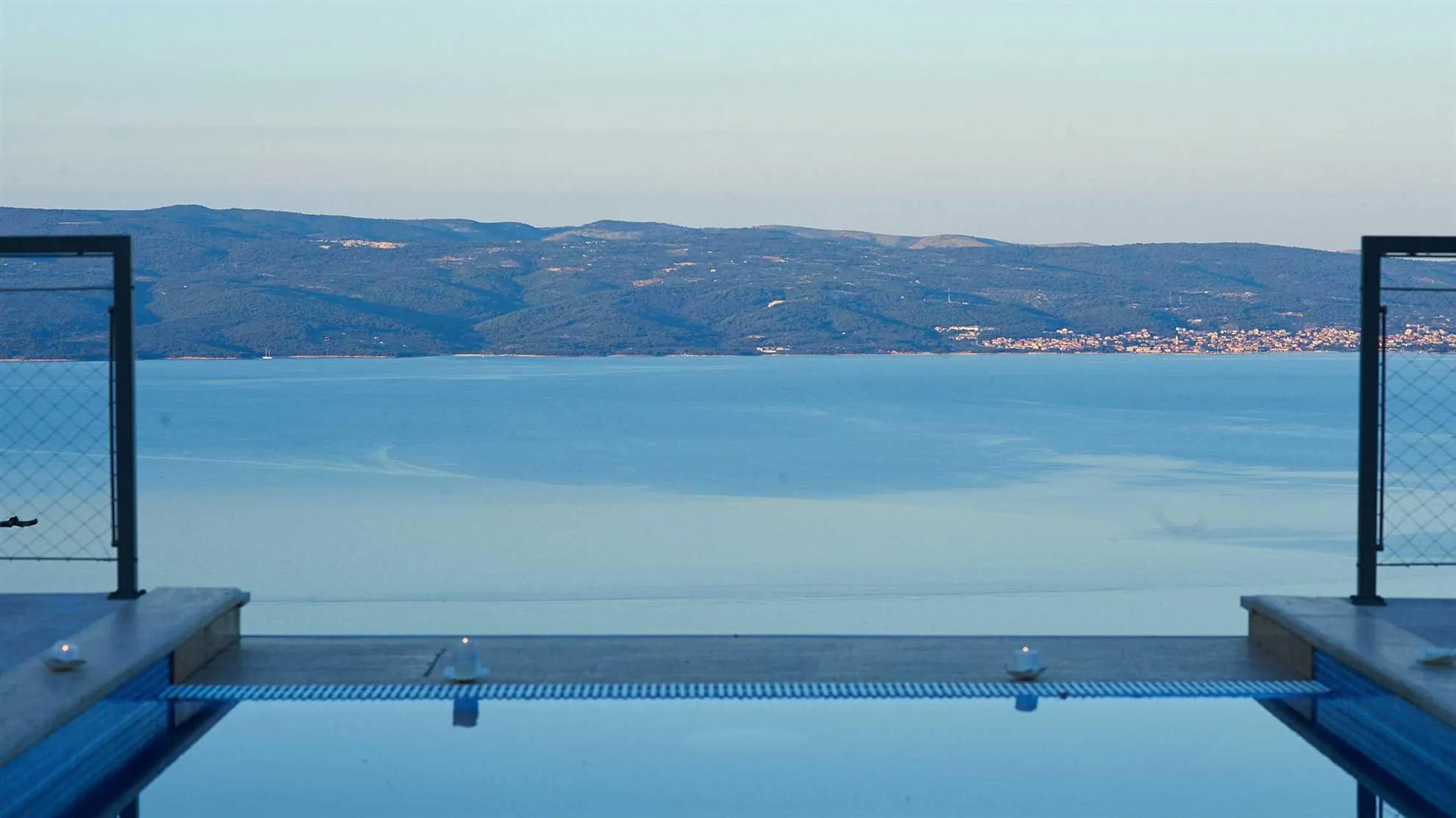 Opulent Villa with Infinity Pool, Saunas, Gym and Panoramic Sea Views — photograph 5