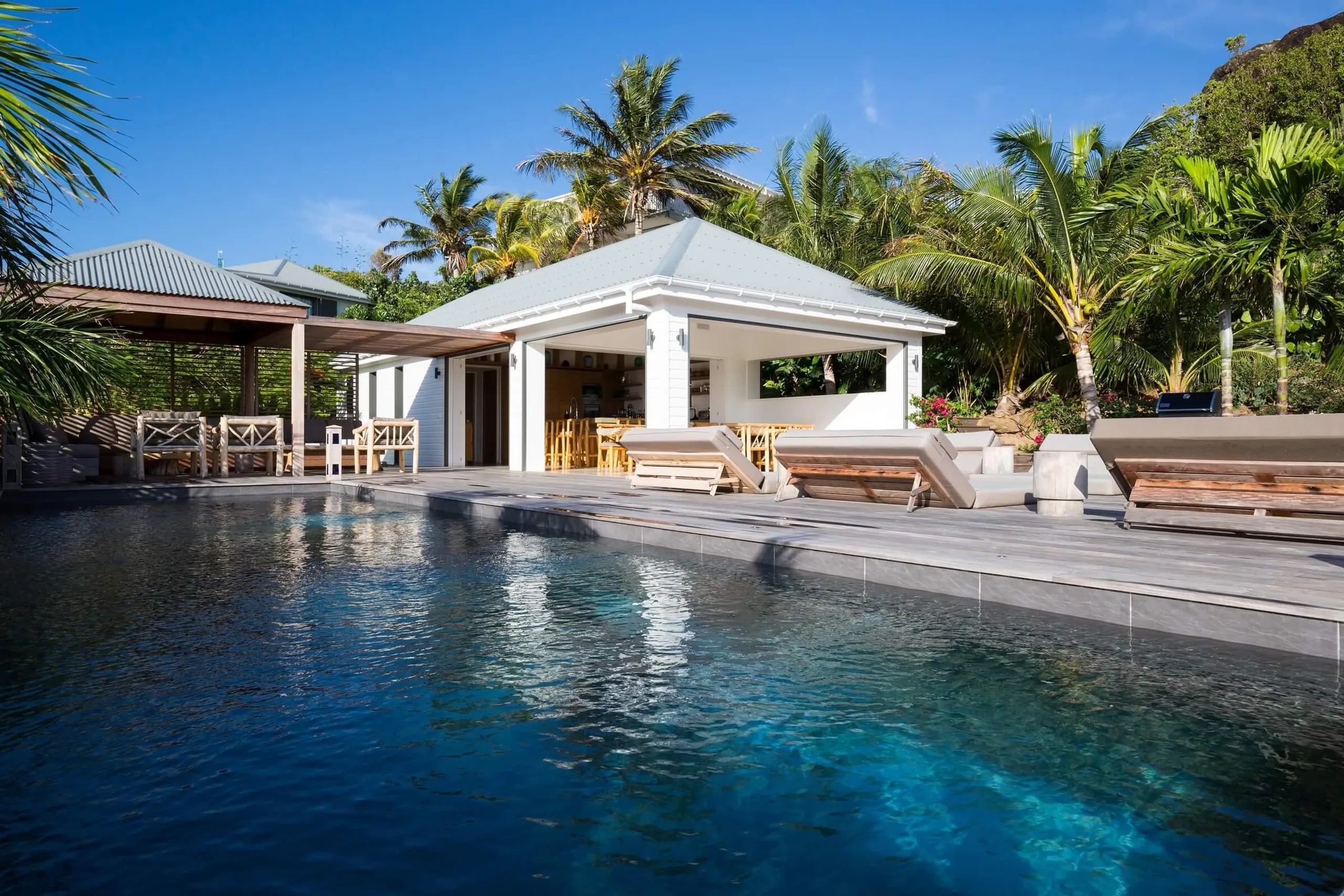 Palatial Oceanside Estate with Infinity Pool and Walks to Beach — photograph 5