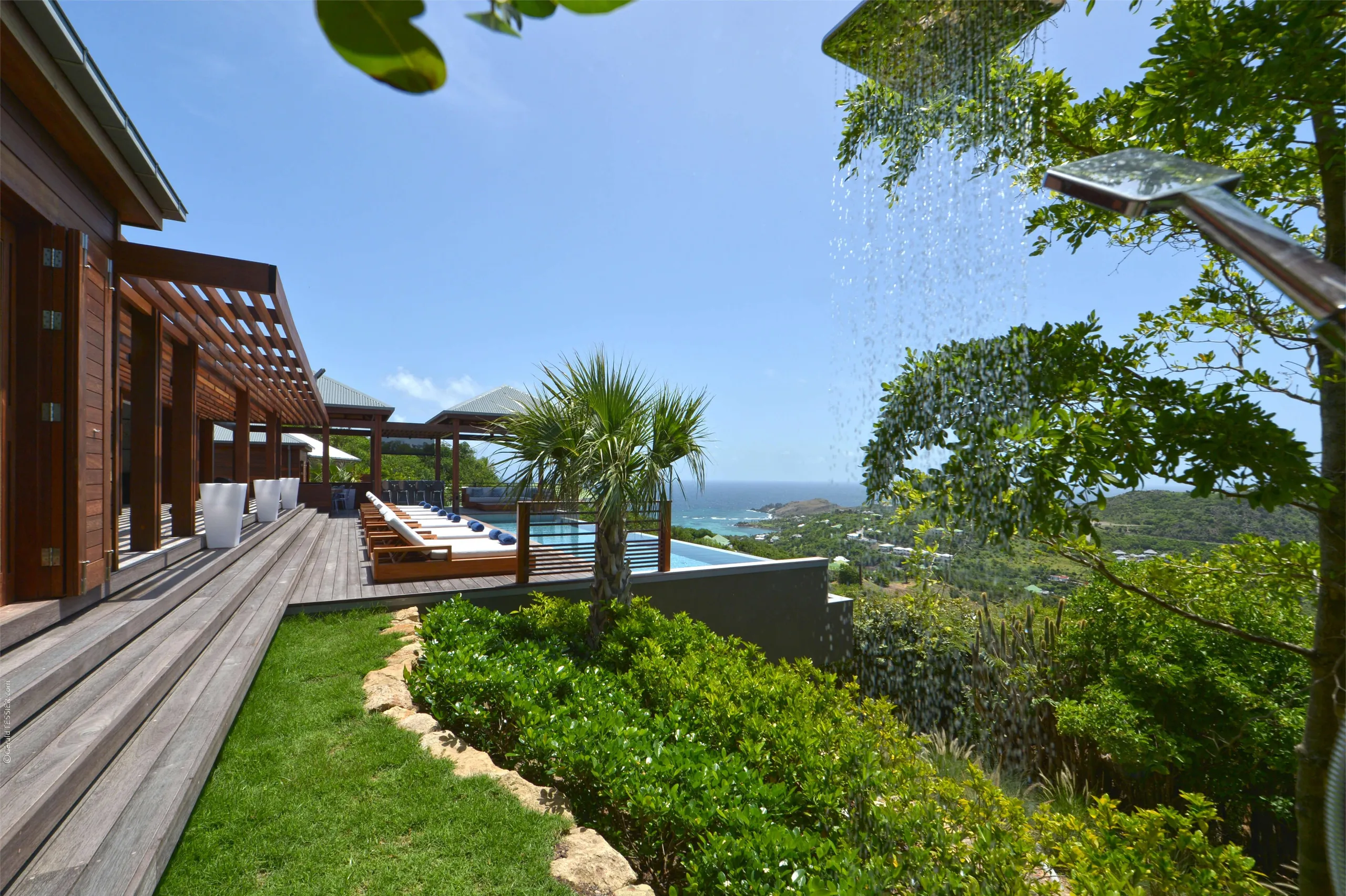 Seamless Harmony Hilltop Villa in St. Barts with an Infinity Pool — photograph 3