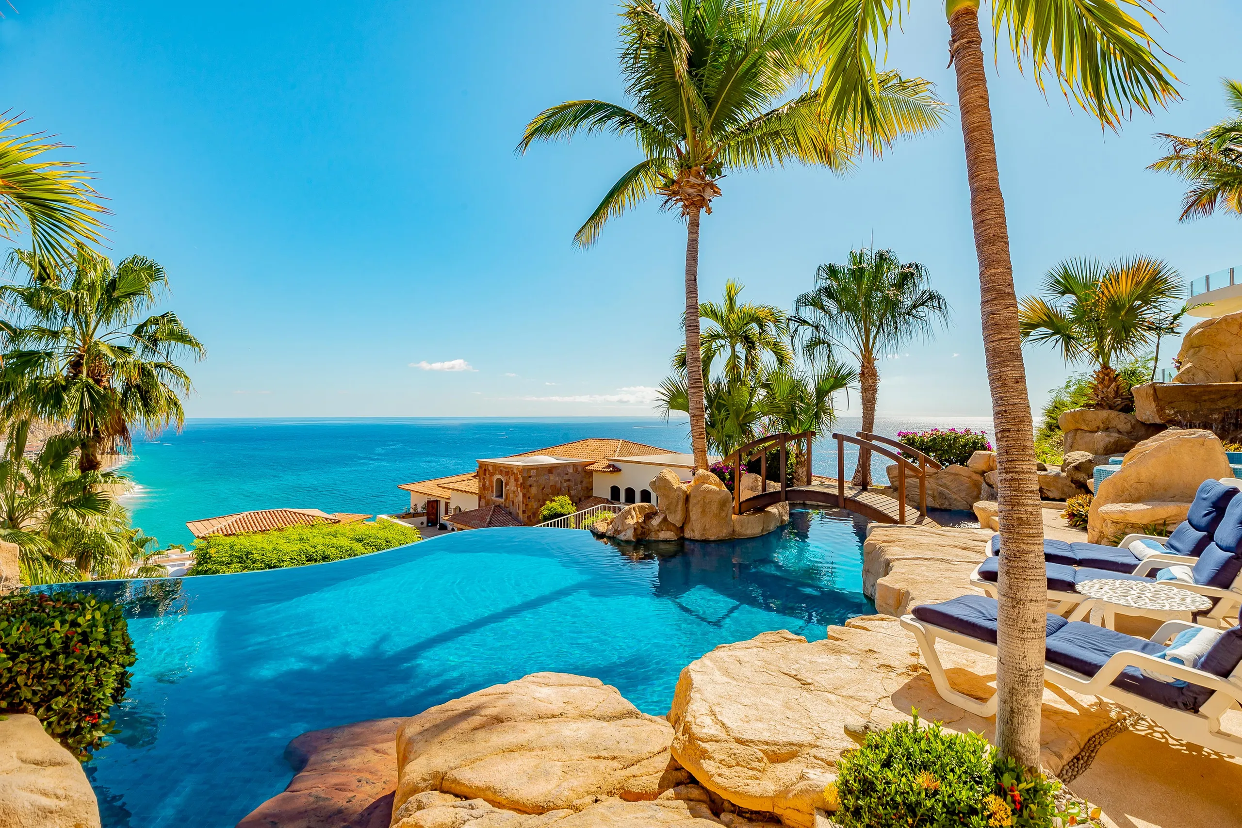 Lush Tropical Luxury Pedregal Estate with Infinity Pool and Incredible Views — photograph 11