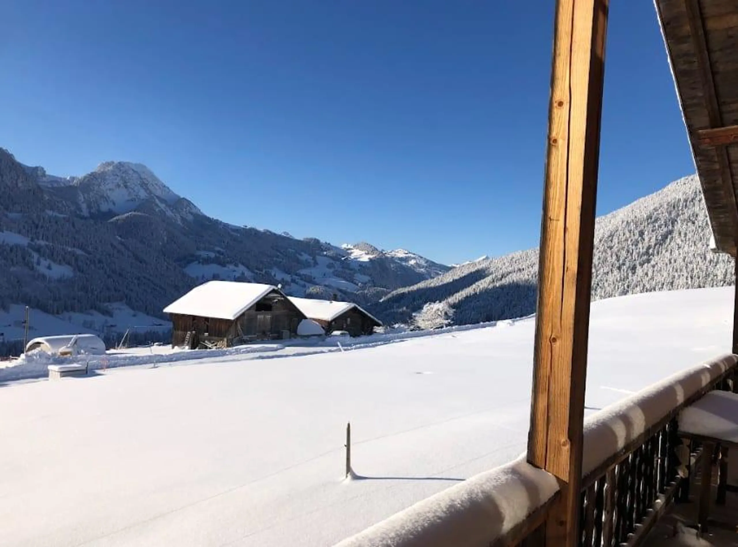 Resplendent Rougemont Chalet with Sauna and Fireplace — photograph 4