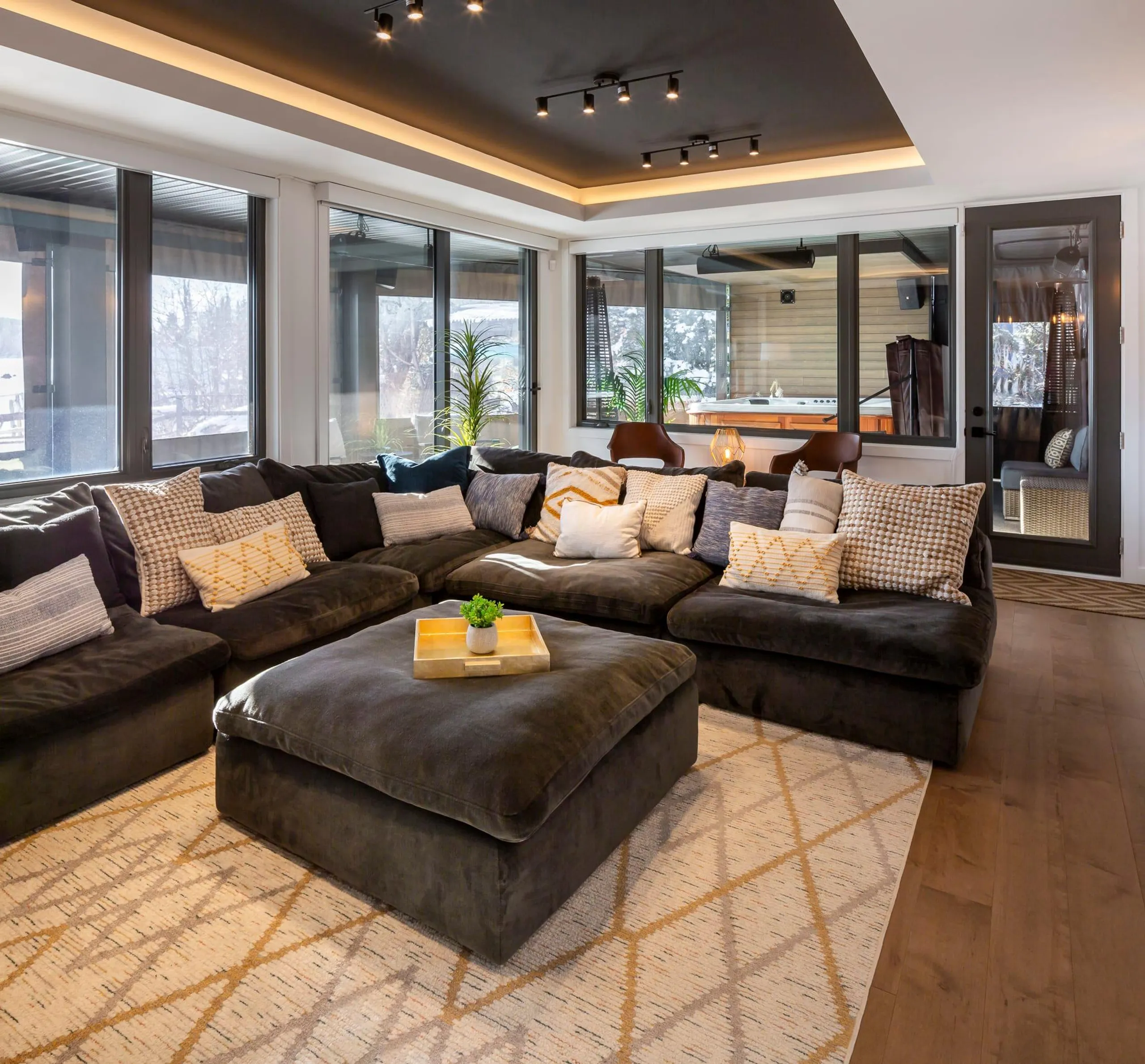 Lakeside Luxury Retreat With Spectacular Views — photograph 7