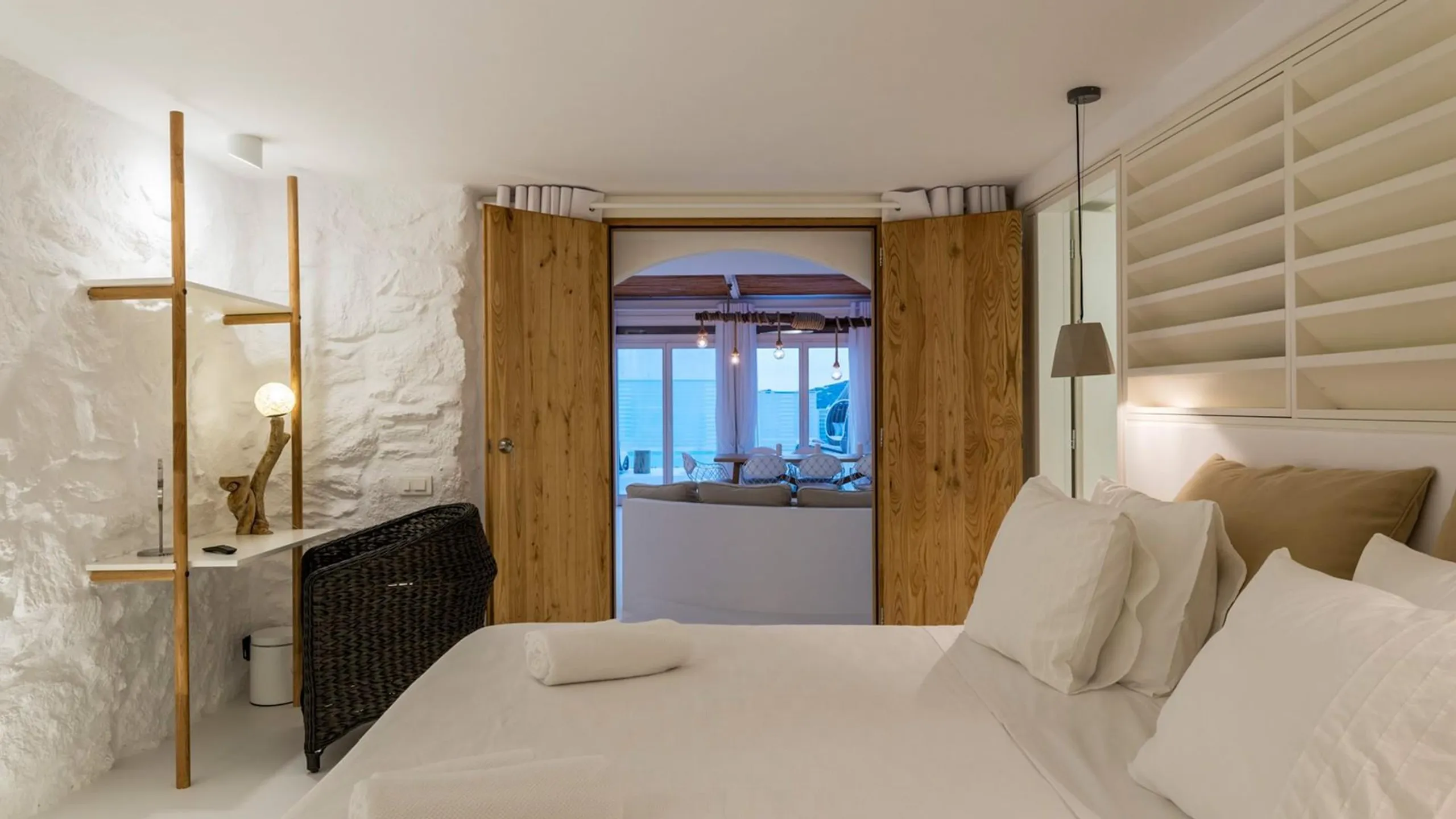 Sumptuous Retreat Boasting Infinity Pool and Elegant Charm — photograph 10