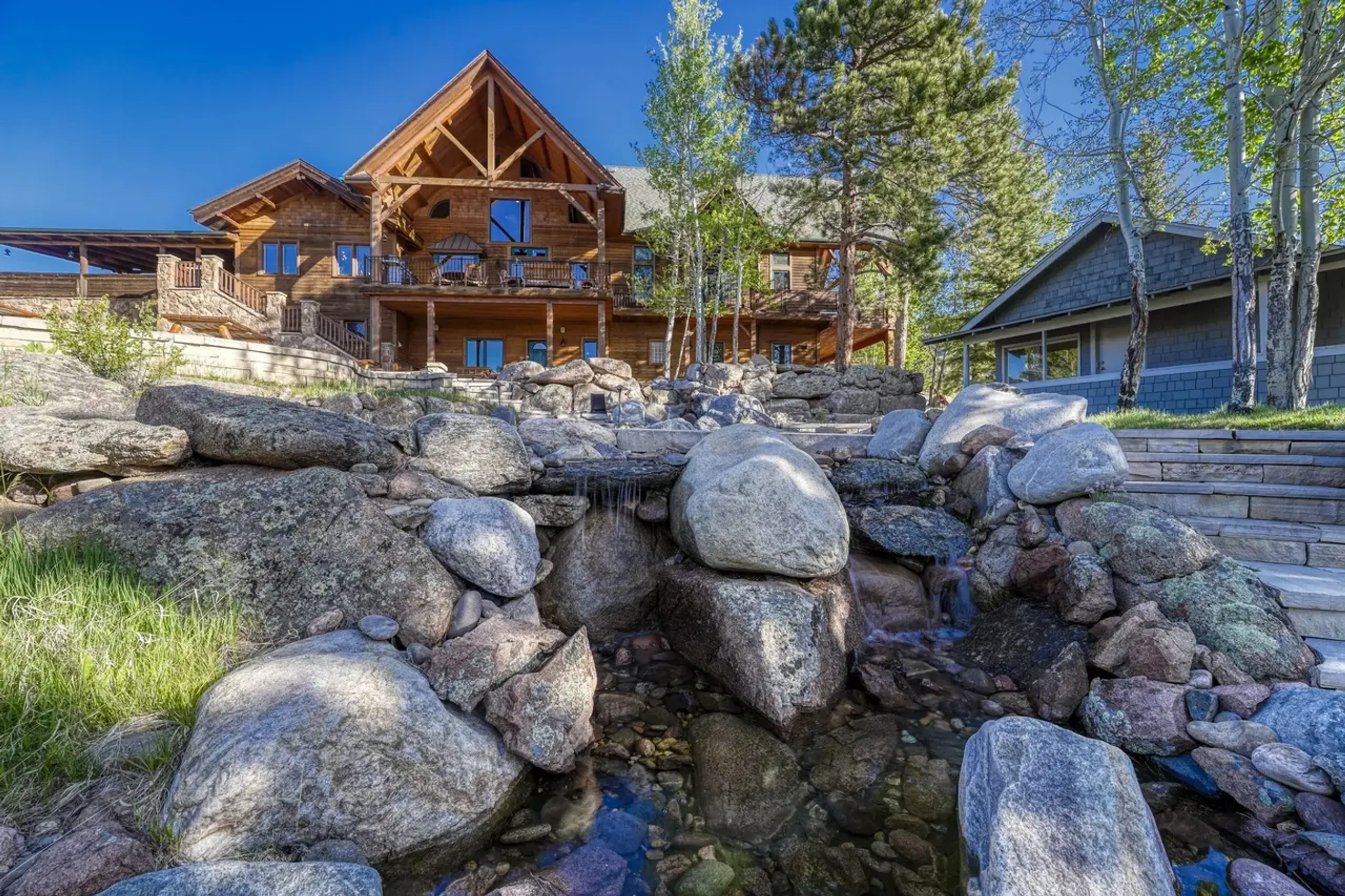 Exclusive 17-Bedroom Haven in Estes Park with Panoramic Mountain Views — photograph 4
