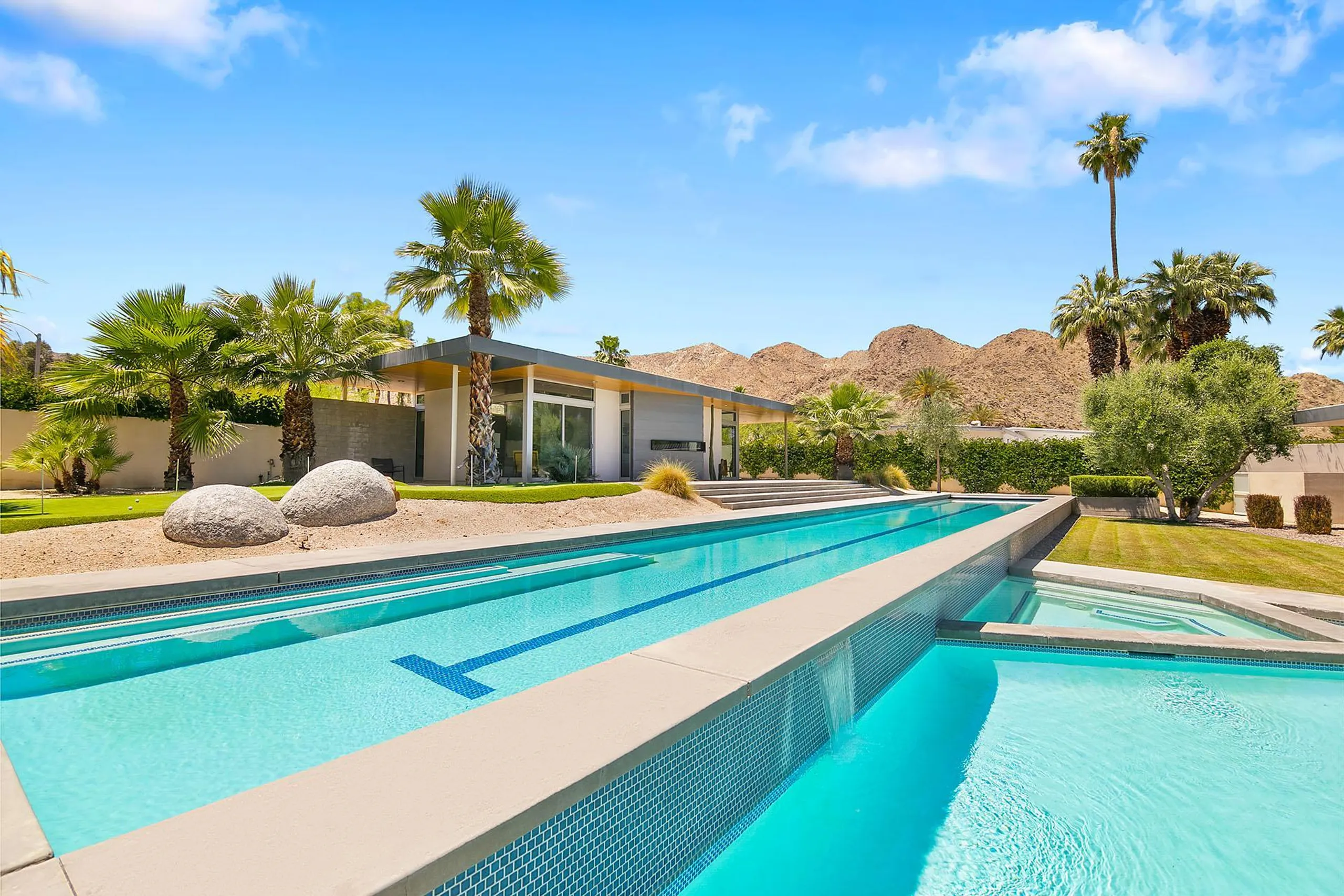 Palatial Palm Springs Paradise with Lap Pool, Firepit, Putting Green — photograph 8