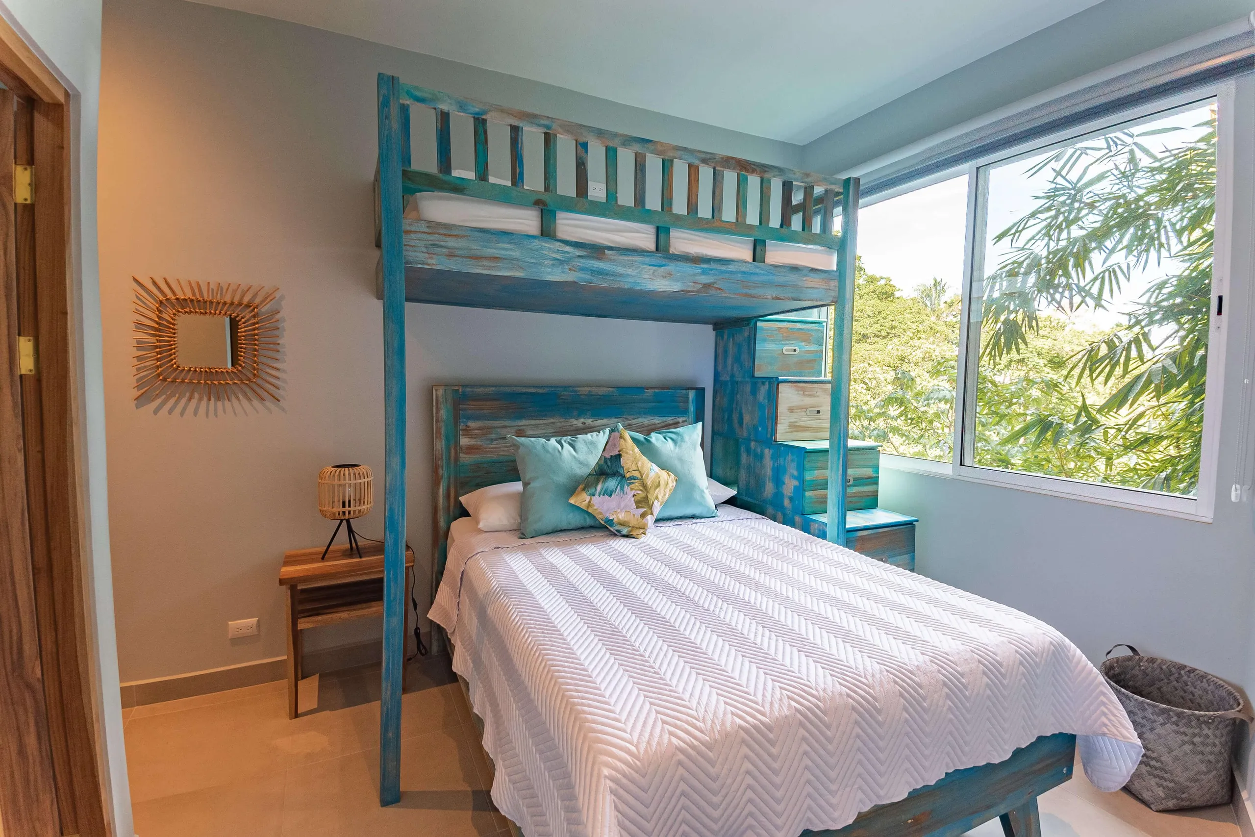 Sleek Rainforest Rental with Panoramic Pacific Ocean Views — photograph 9