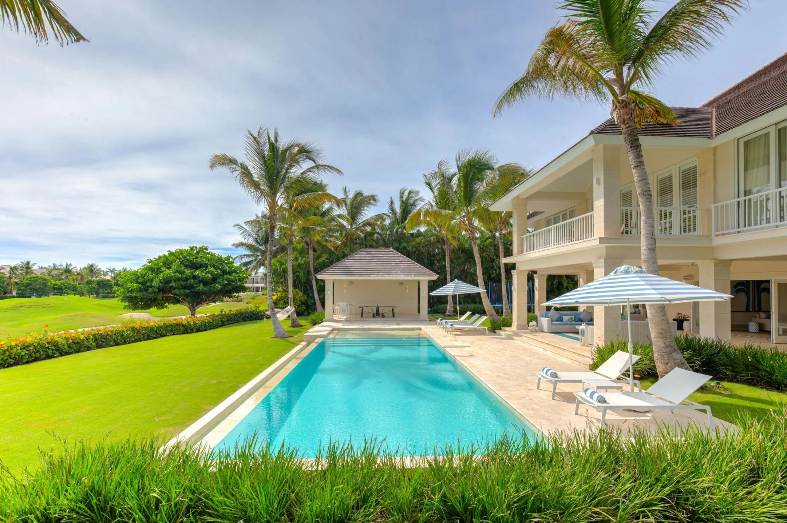 Resplendent Five Bedroom Villa with Privaate Pool and Scenic Views — photograph 4