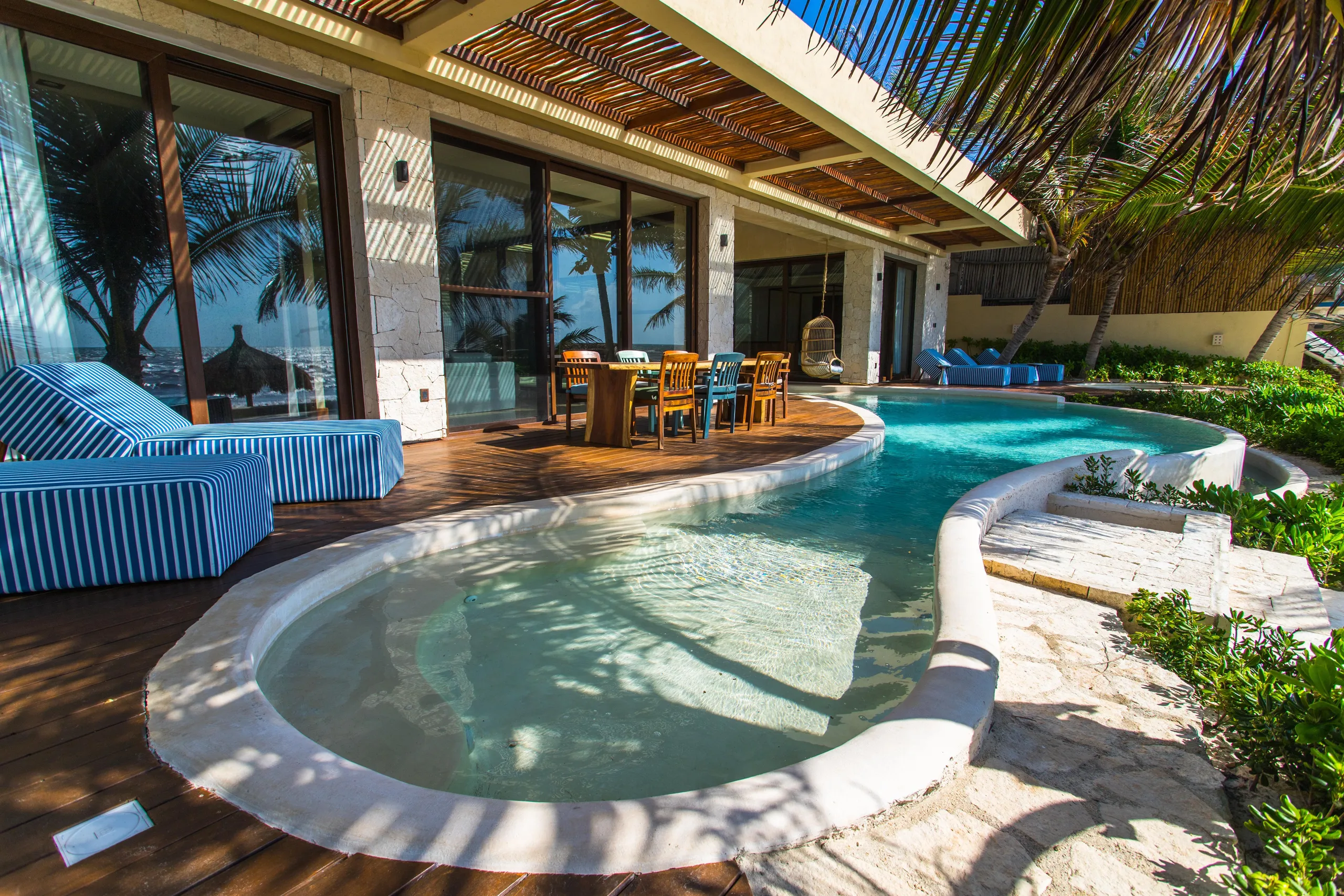 High-End Haven in Paradise with Infinity Pool and Private Beach — photograph 2