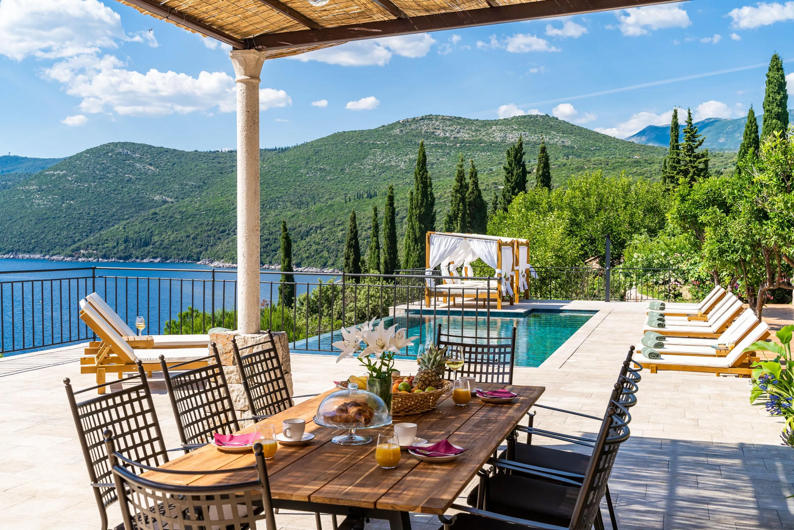 Lavish Rustic Villa with Infinity Pool and Stunning Sea Views — photograph 7