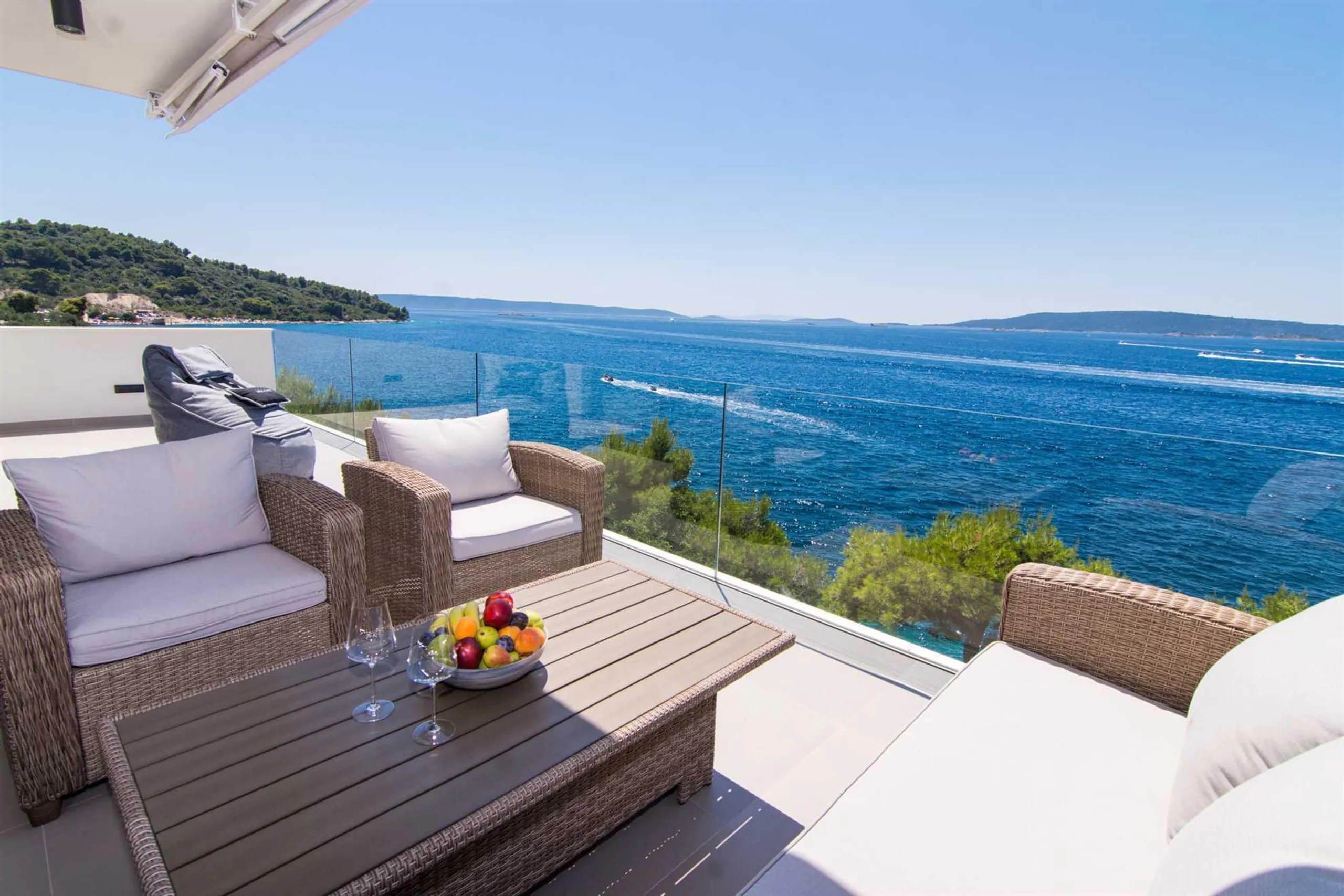 Serene Beachfront 4-Bedroom Villa on Ciovo Island with Private Pool and Ocean Views — photograph 2