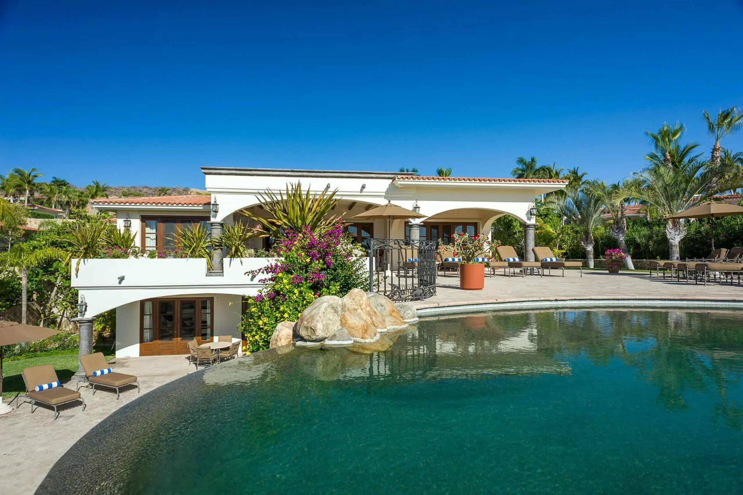 Refined and Upscale Caleta Estate with Infinity Pool and Ocean Views — photograph 5