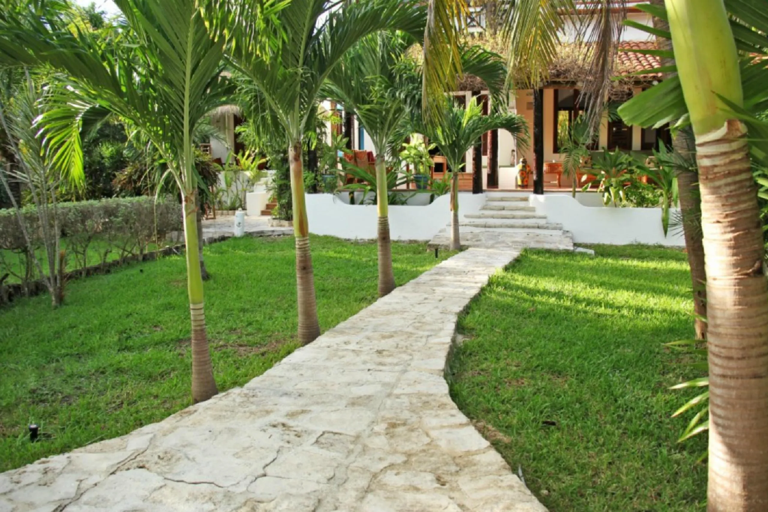 Majestic Colonial-Style Luxe Villa with Private Pool and Steps to the Beach — photograph 7