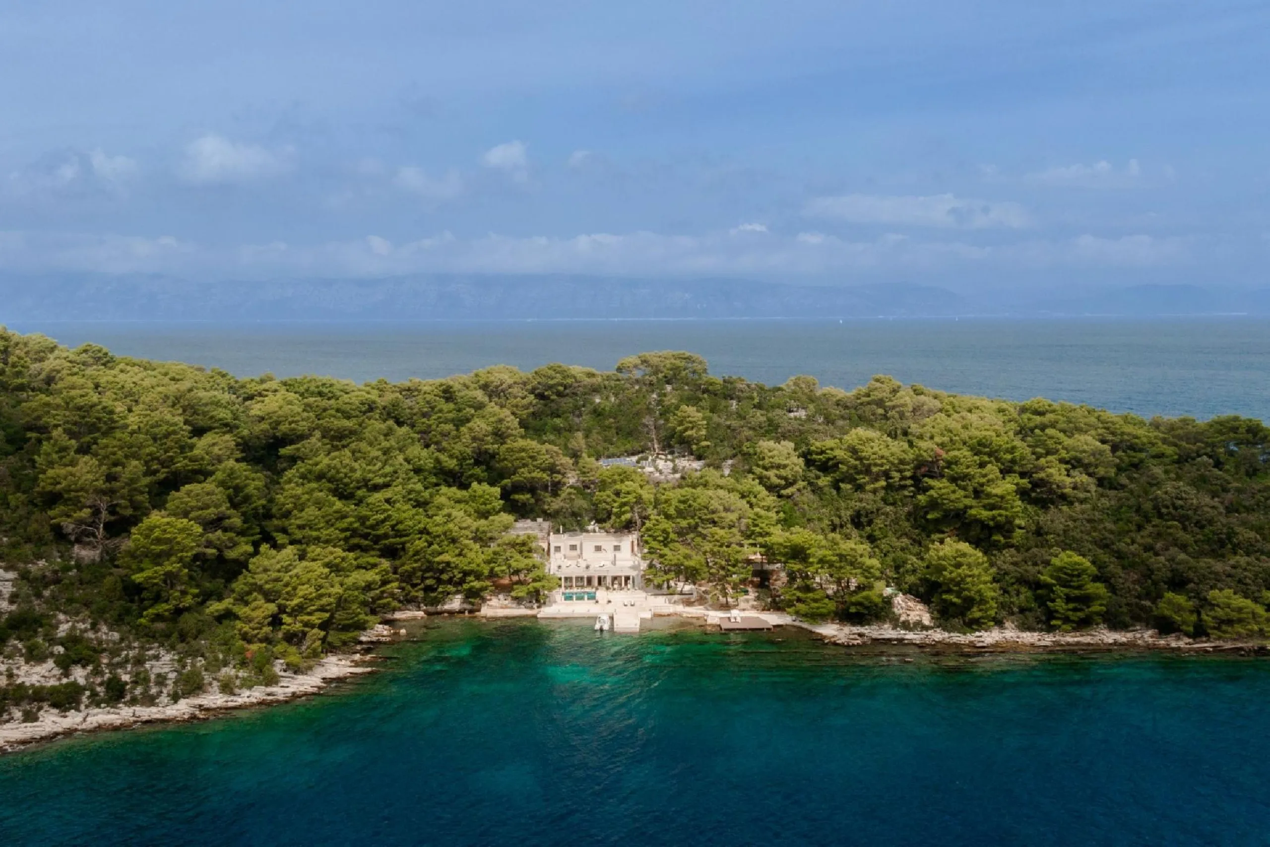Enchanted Ancient-Inspired Villa with Breathtaking Pool and Seaside Views — photograph 8