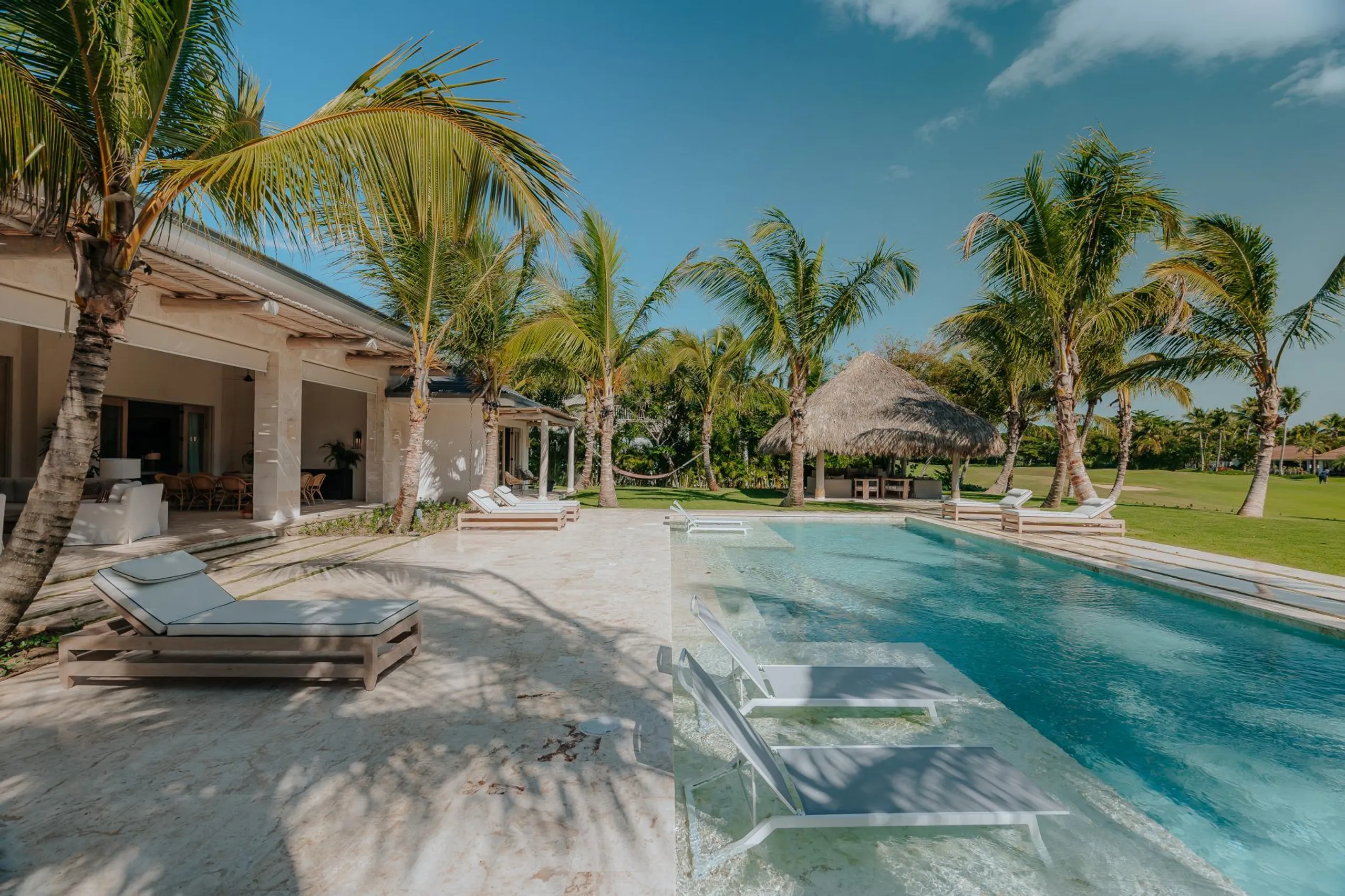 Newly Built Villa with Caribbean Flair, Private Pool, Garden and Golf Course Views — photograph 2