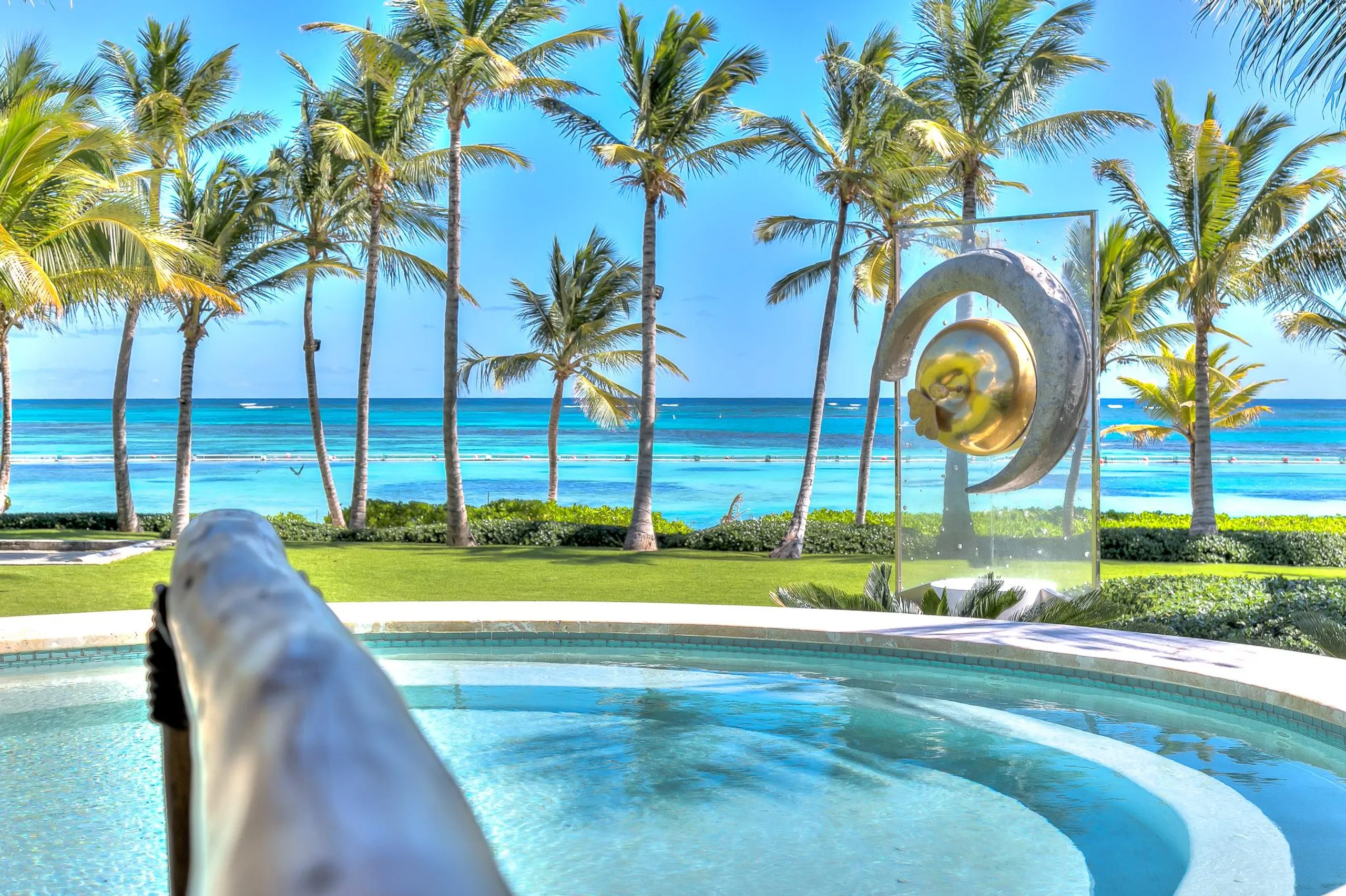 Travel-Inspired Villa with Private Pool Designed by Antonio Imbert and Patricia Reid — photograph 3