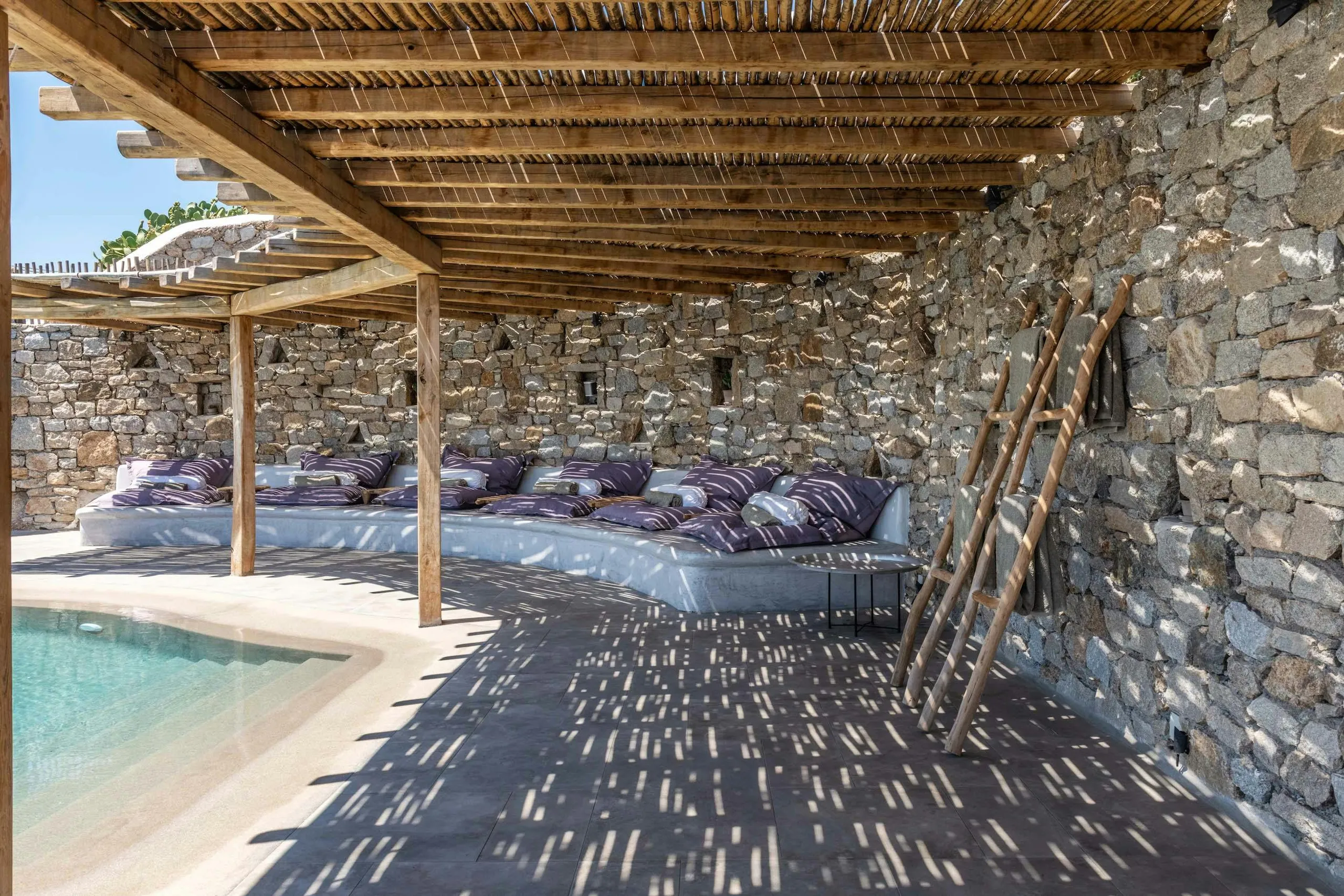 Relaxing Resort-Style Villa with Infinity Pool and Outdoor Bar — photograph 7