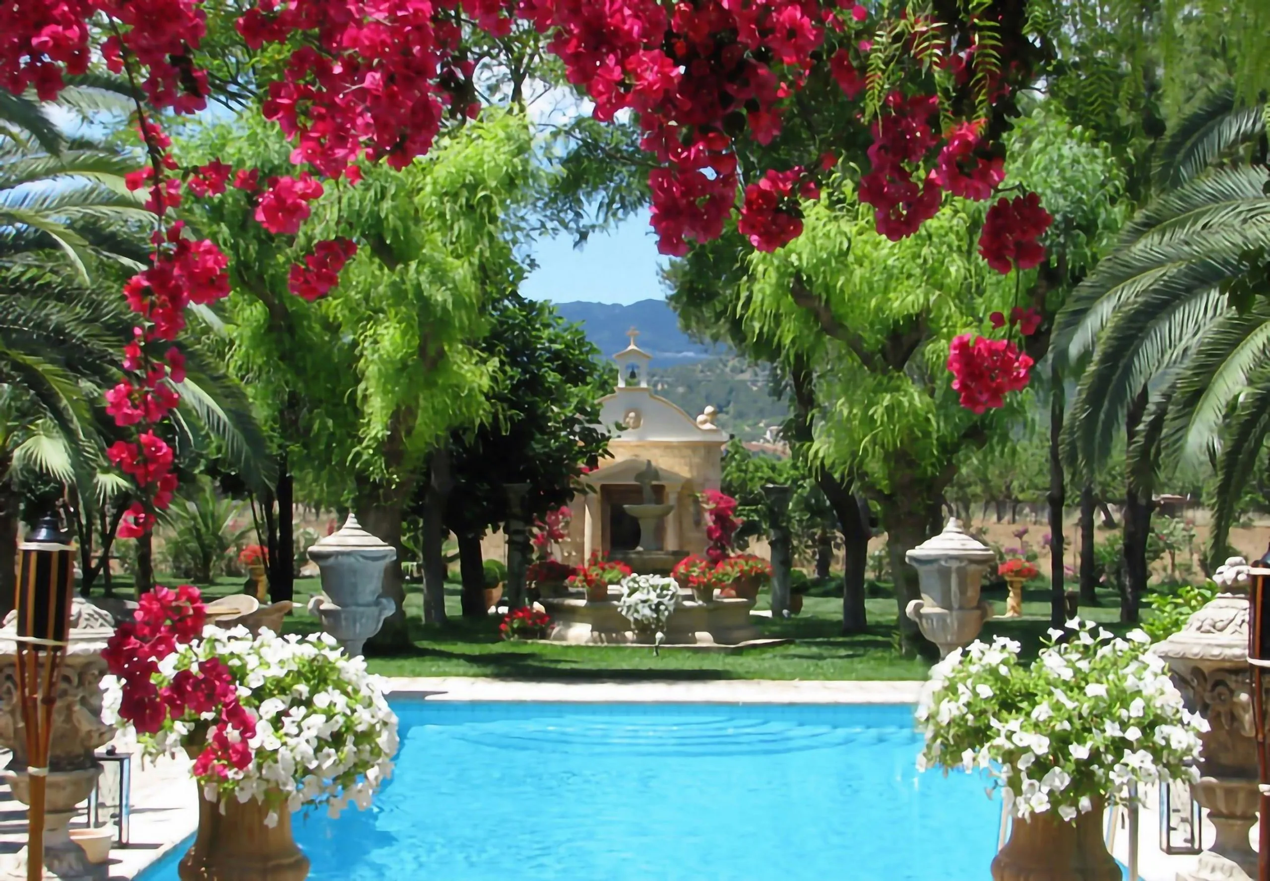 Flawless Spanish Villa with Private Pool and Garden Grounds — photograph 9