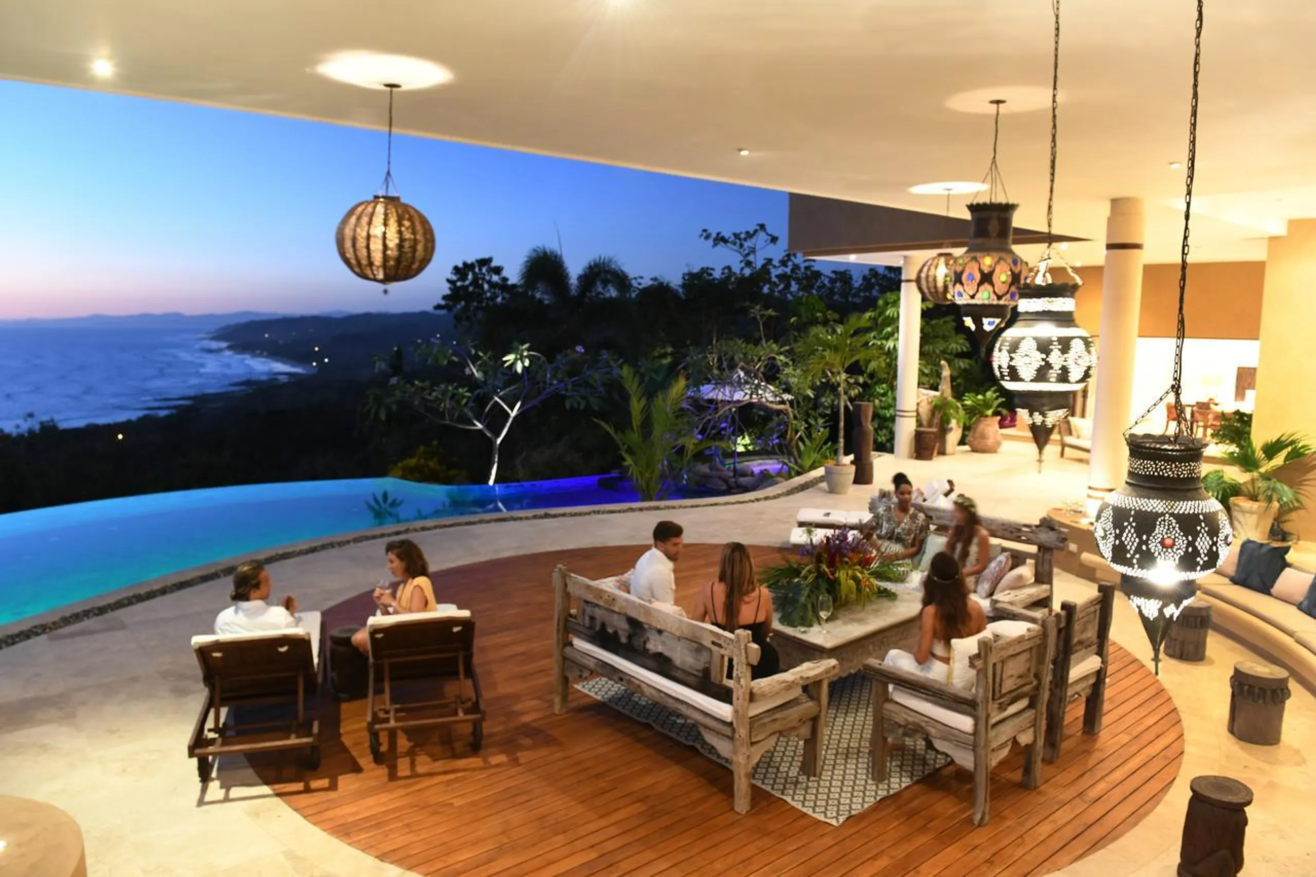 Elegantly Appointed Villa with Ocean-View Infinity Pool and Spacious Master Suites — photograph 3