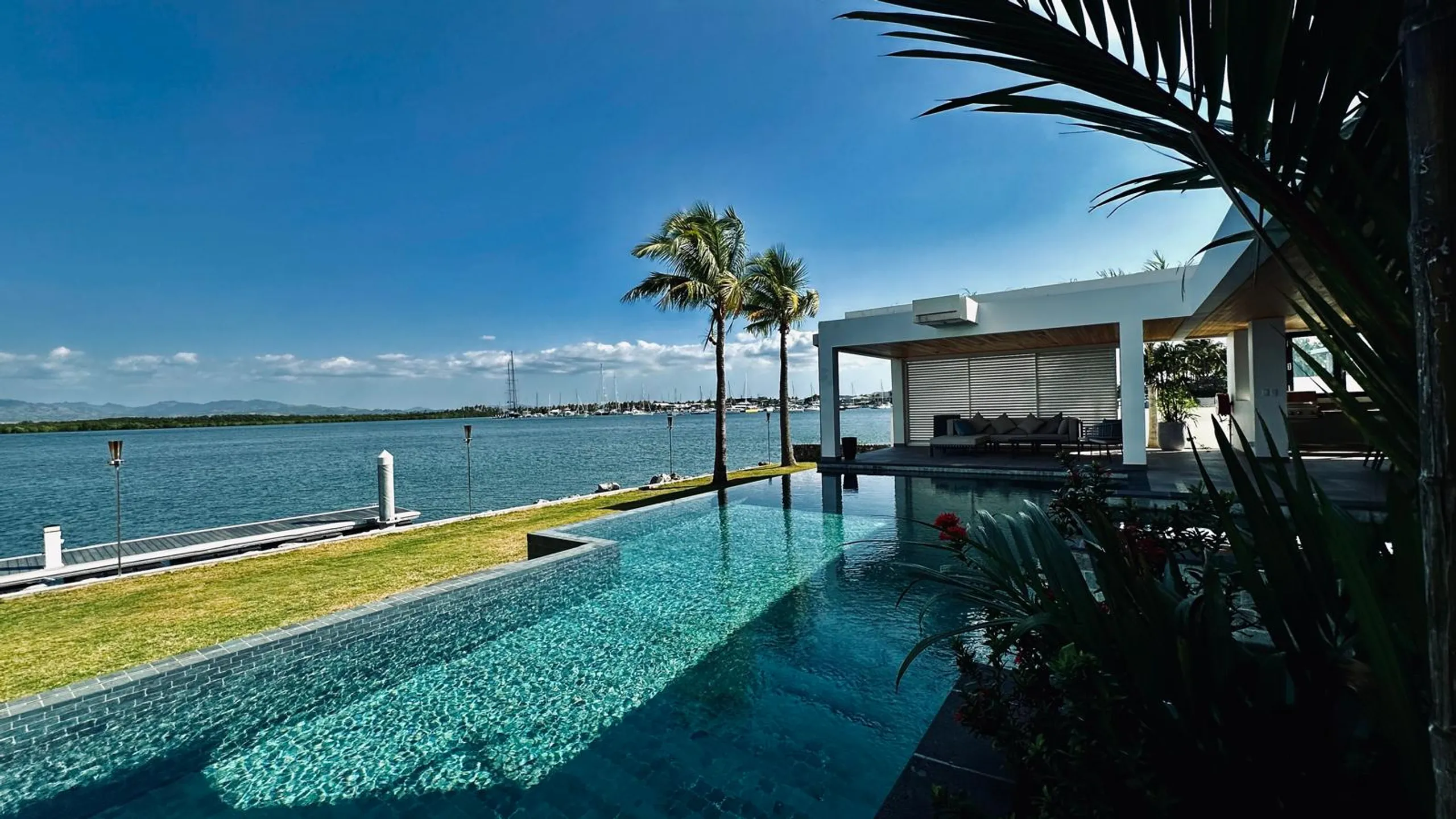 Captivating Beachfront Villa with Private Pool and Terrace — photograph 5