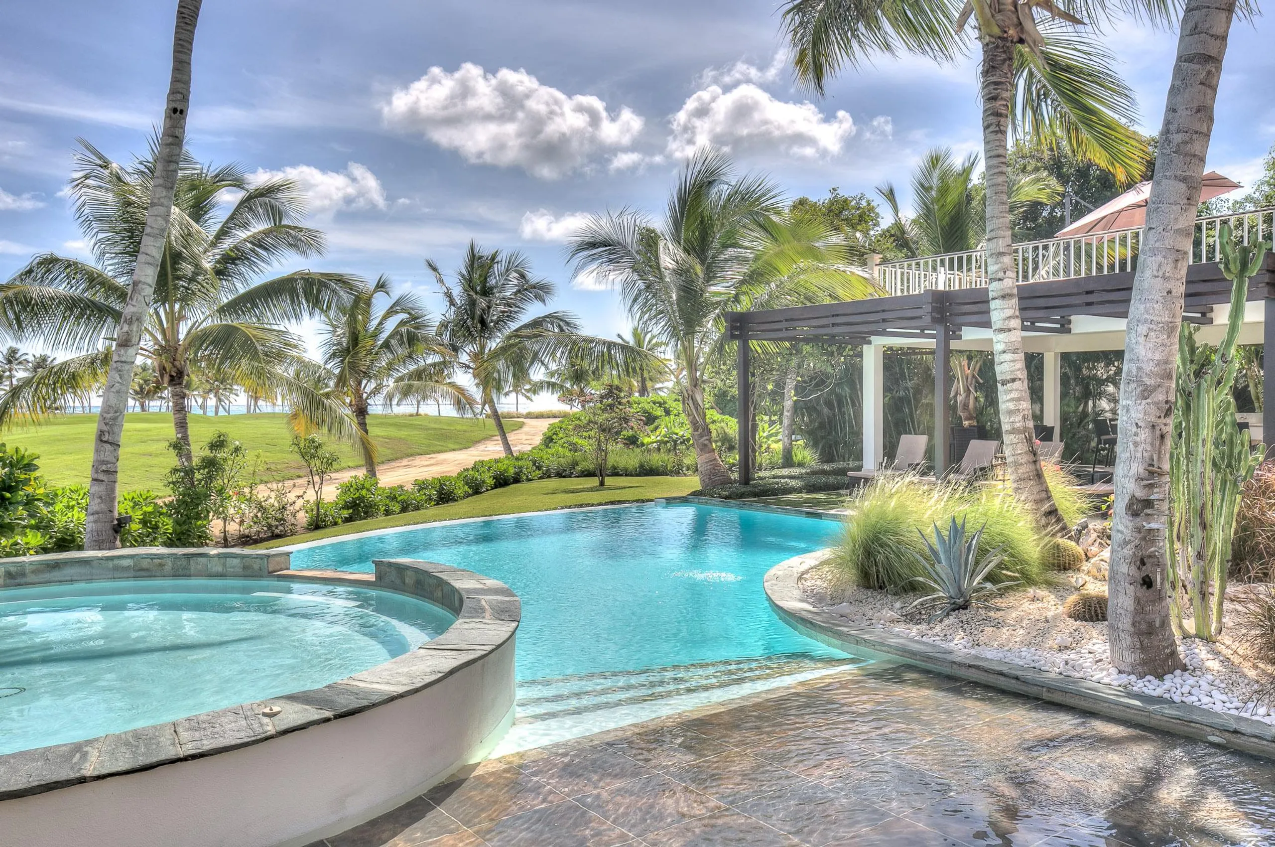 Classic Spanish Colonial Style with Private Pool and Golf Views — photograph 3