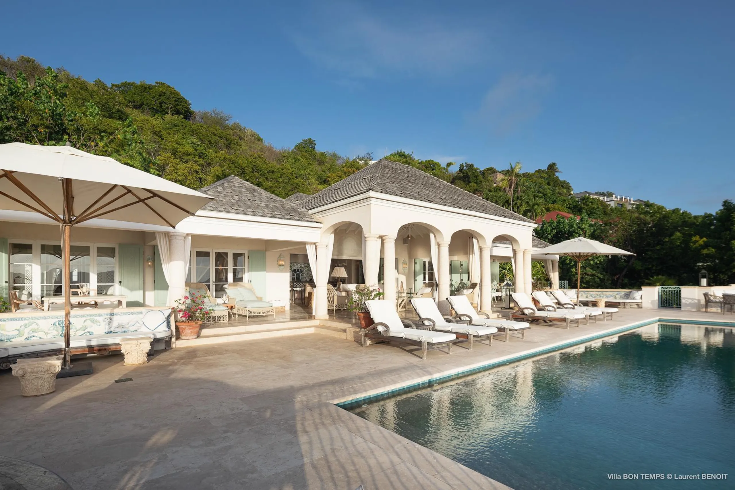 Superb Seaview Villa with Infinity Pool and Palatial Patio, Pointe Milou